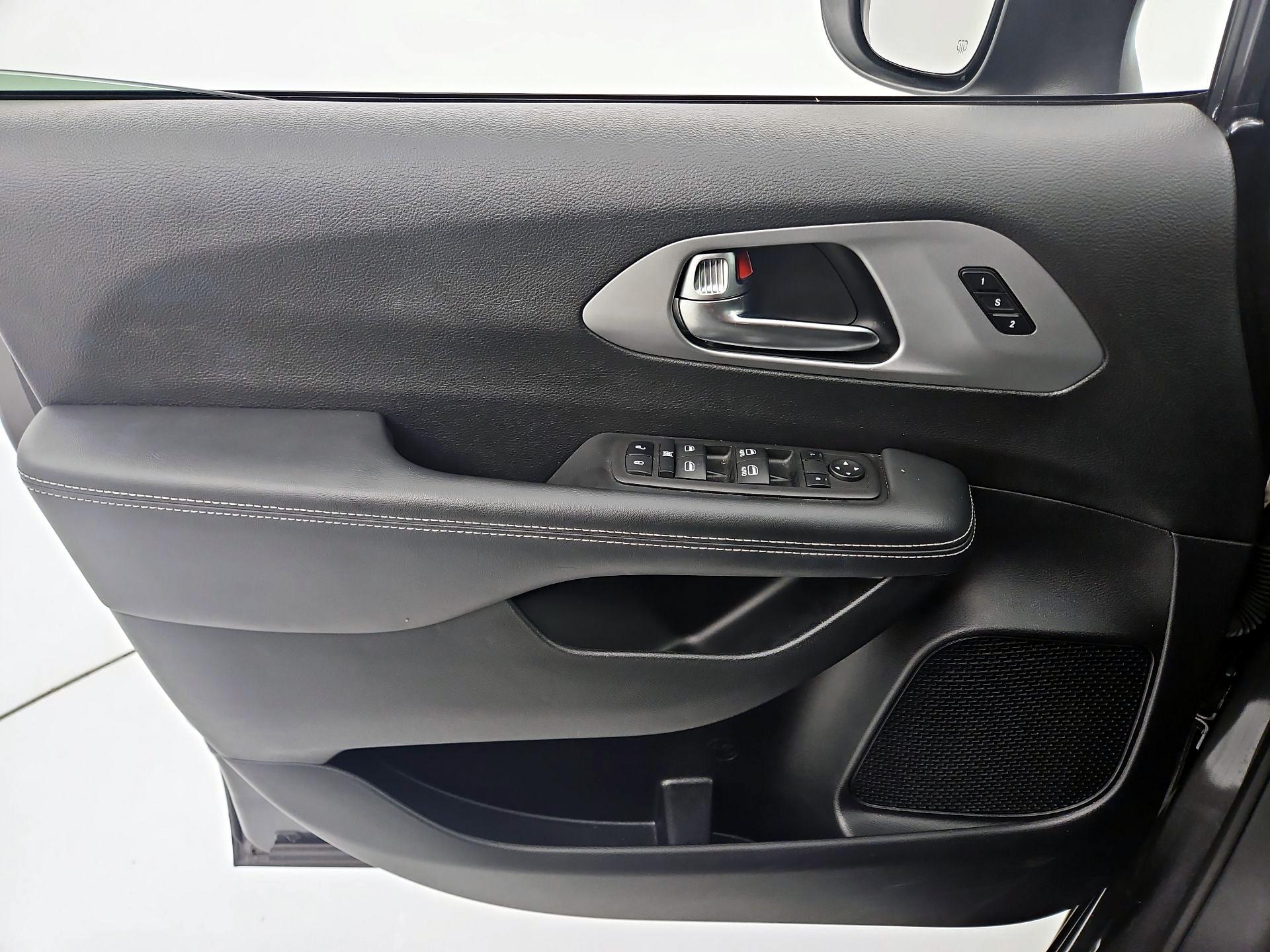 Thumbnail: 2023 Chrysler Pacifica - 12