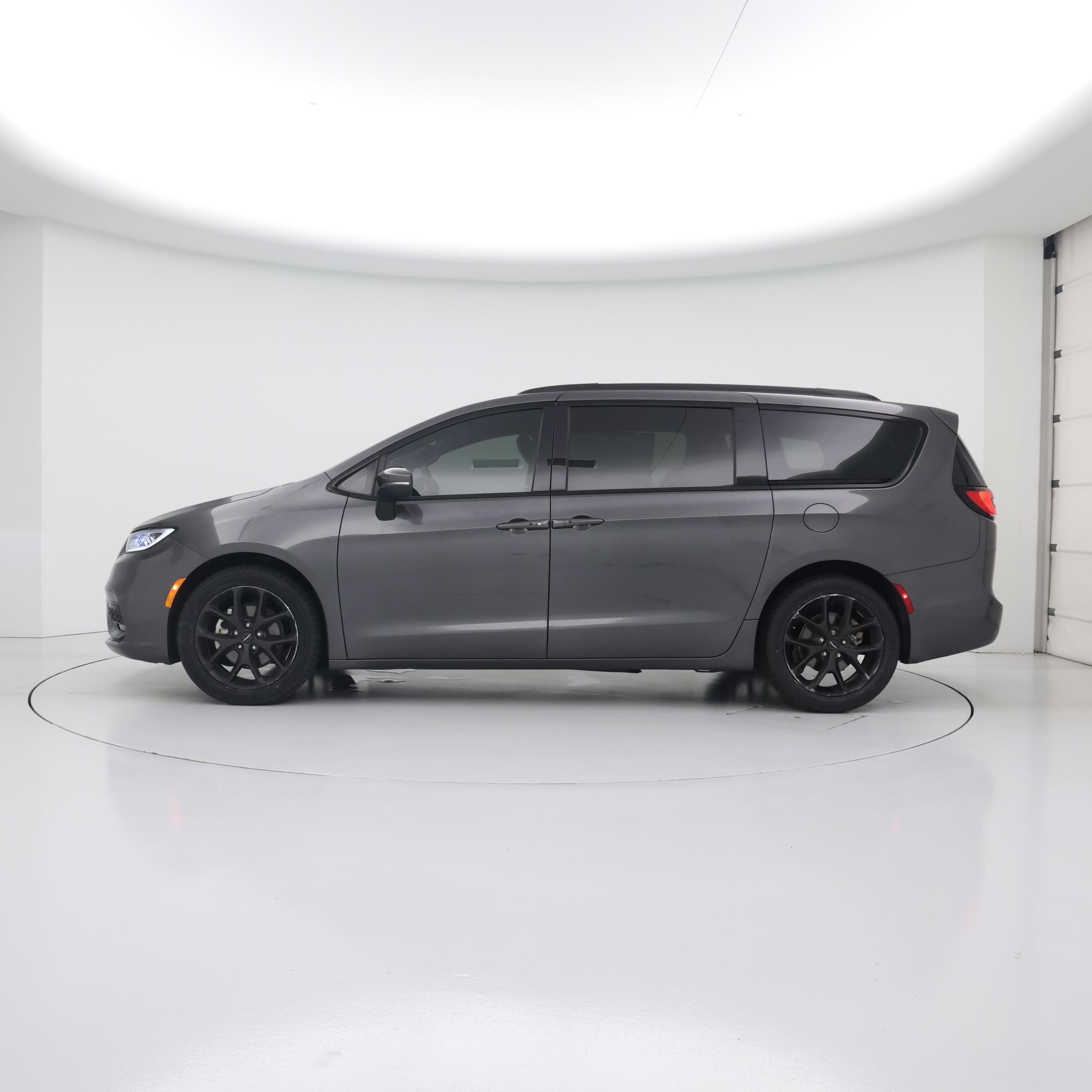 Thumbnail: 2023 Chrysler Pacifica - 3