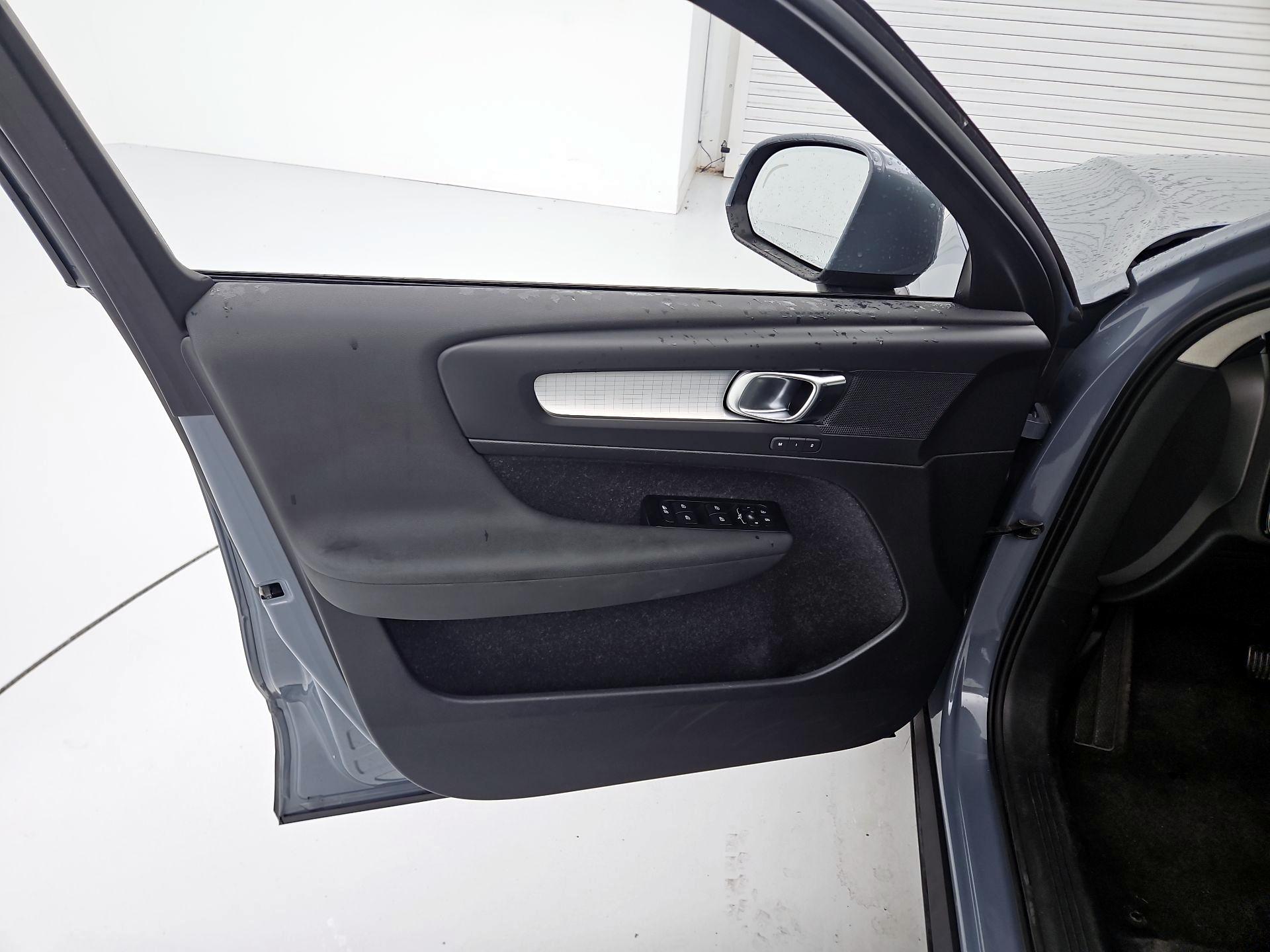 Thumbnail: 2021 Volvo XC40 - 12