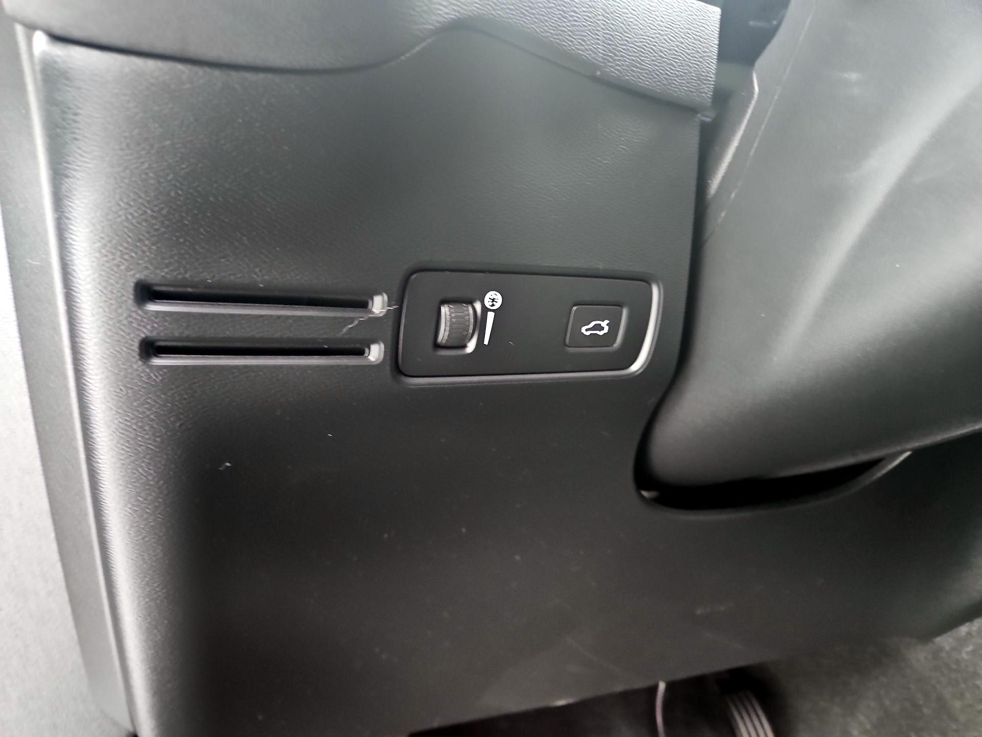 Thumbnail: 2021 Volvo XC40 - 13