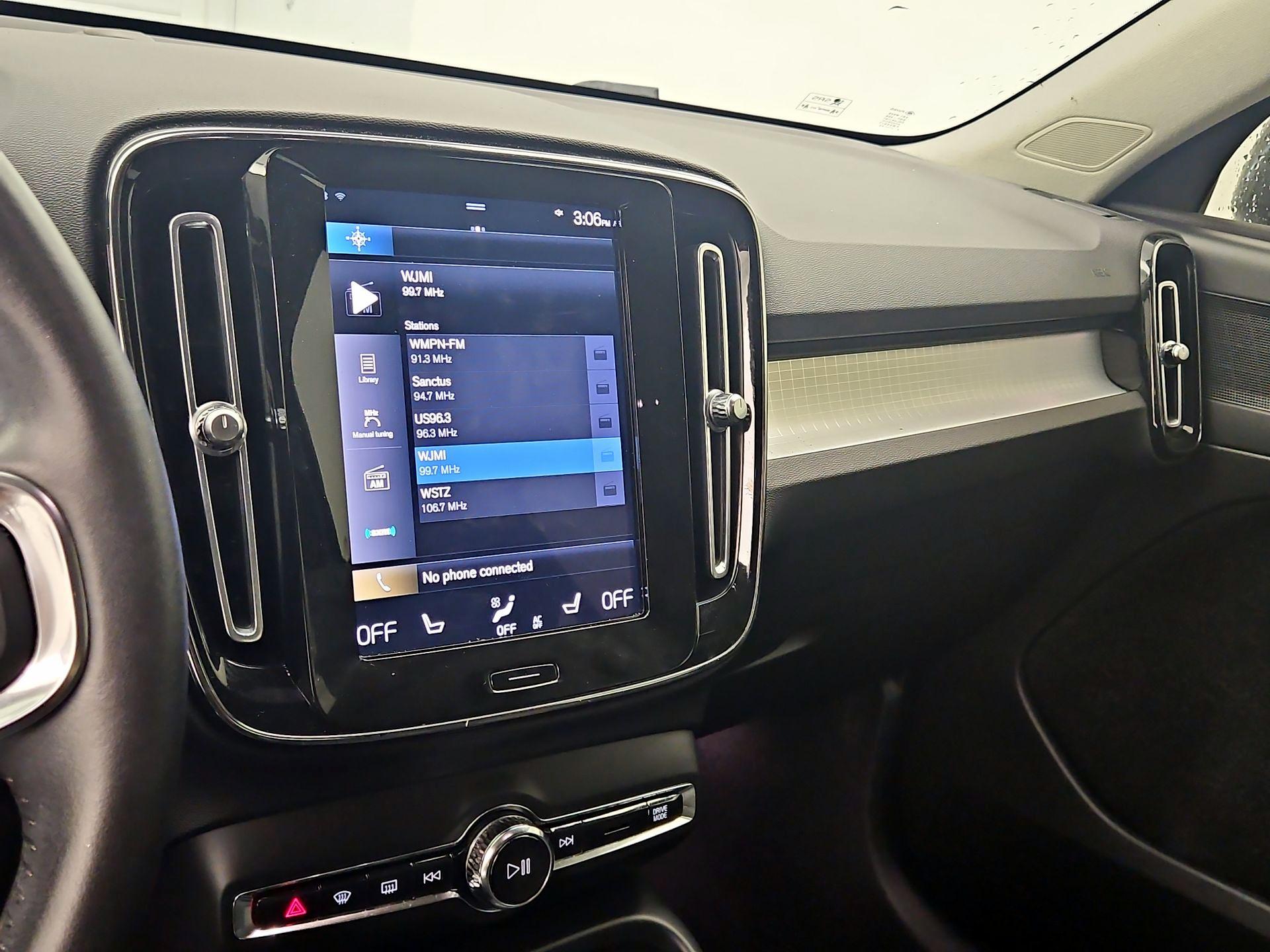 Thumbnail: 2021 Volvo XC40 - 16