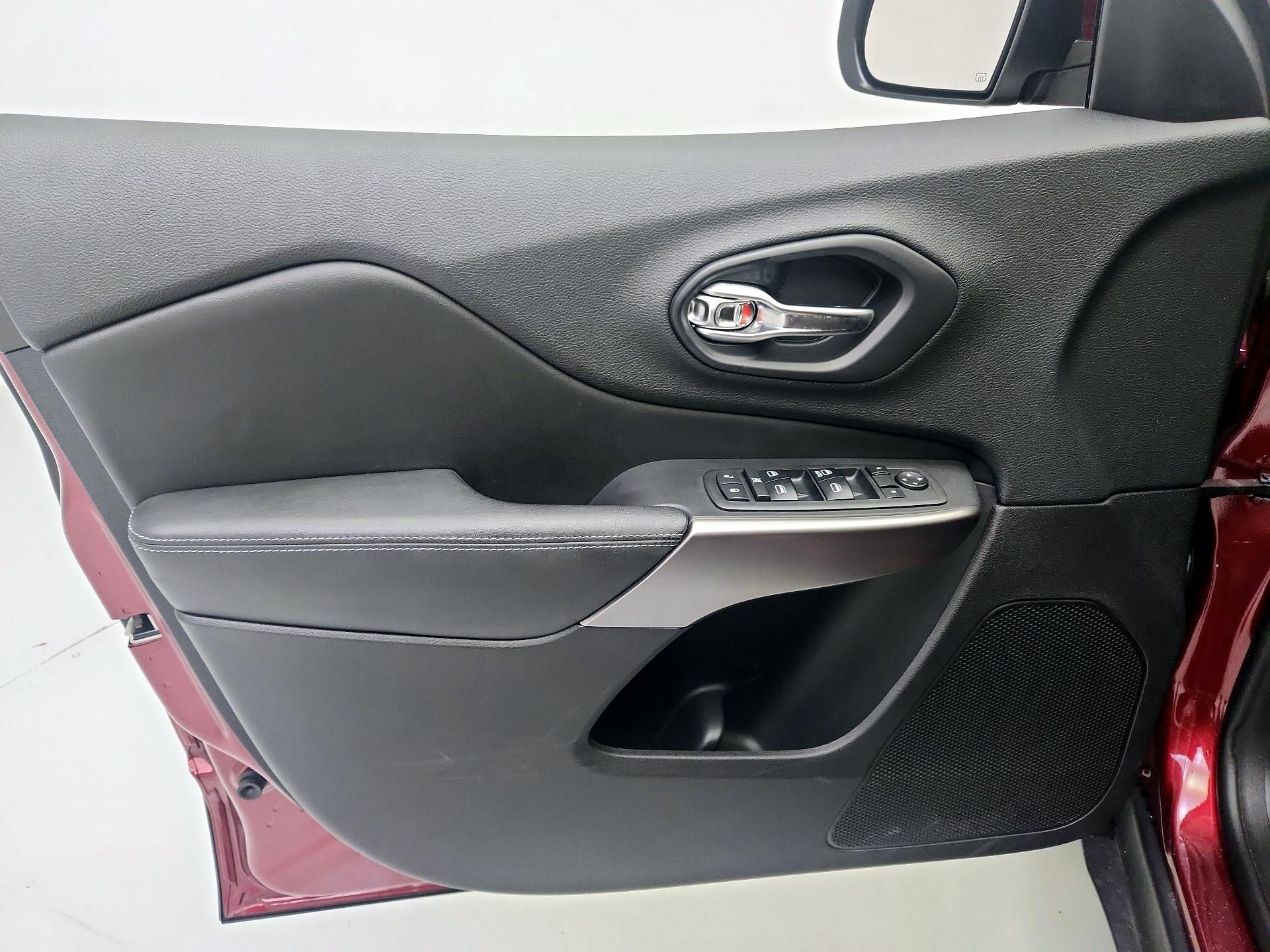 Thumbnail: 2019 Jeep Cherokee - 12