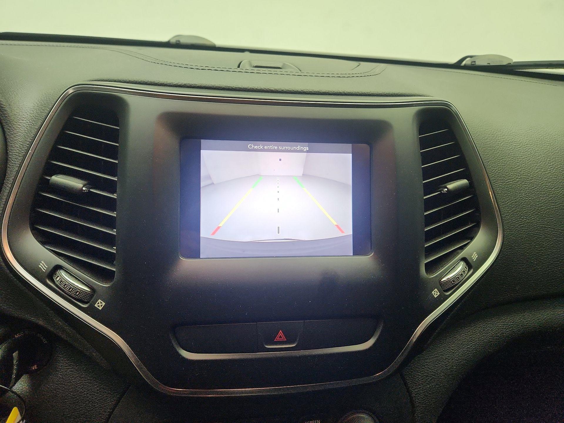 Thumbnail: 2019 Jeep Cherokee - 14