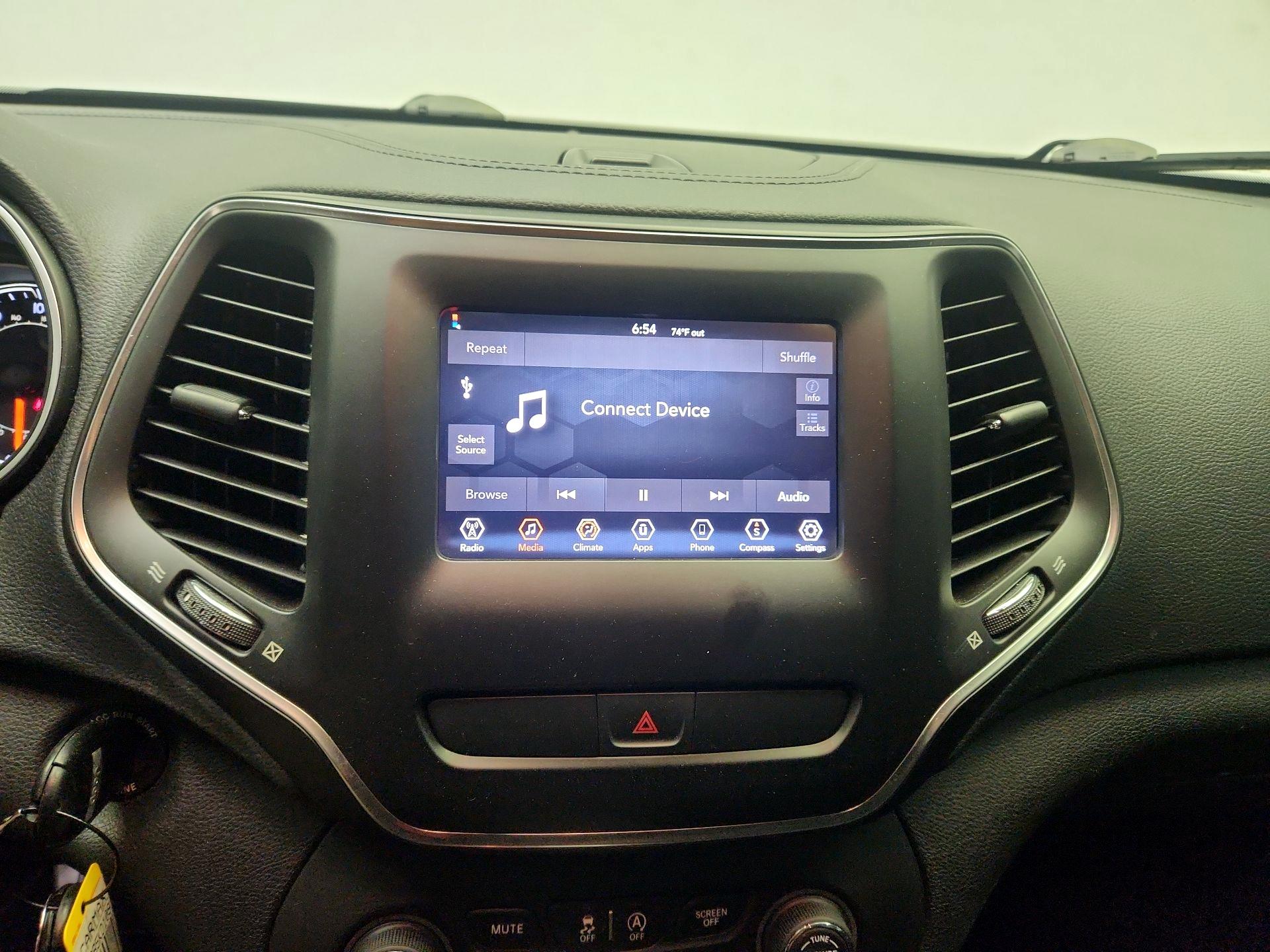 Thumbnail: 2019 Jeep Cherokee - 15