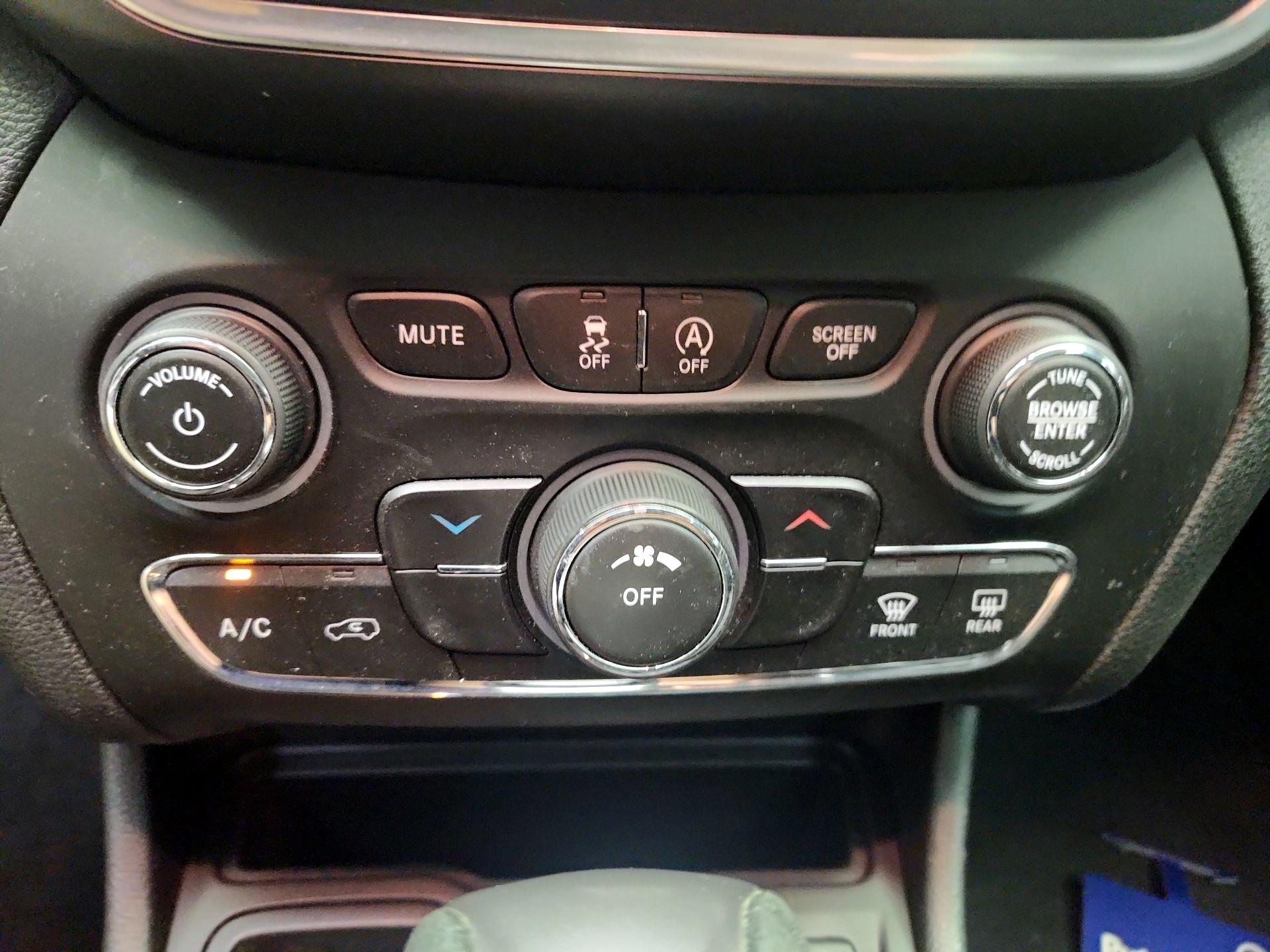 Thumbnail: 2019 Jeep Cherokee - 16