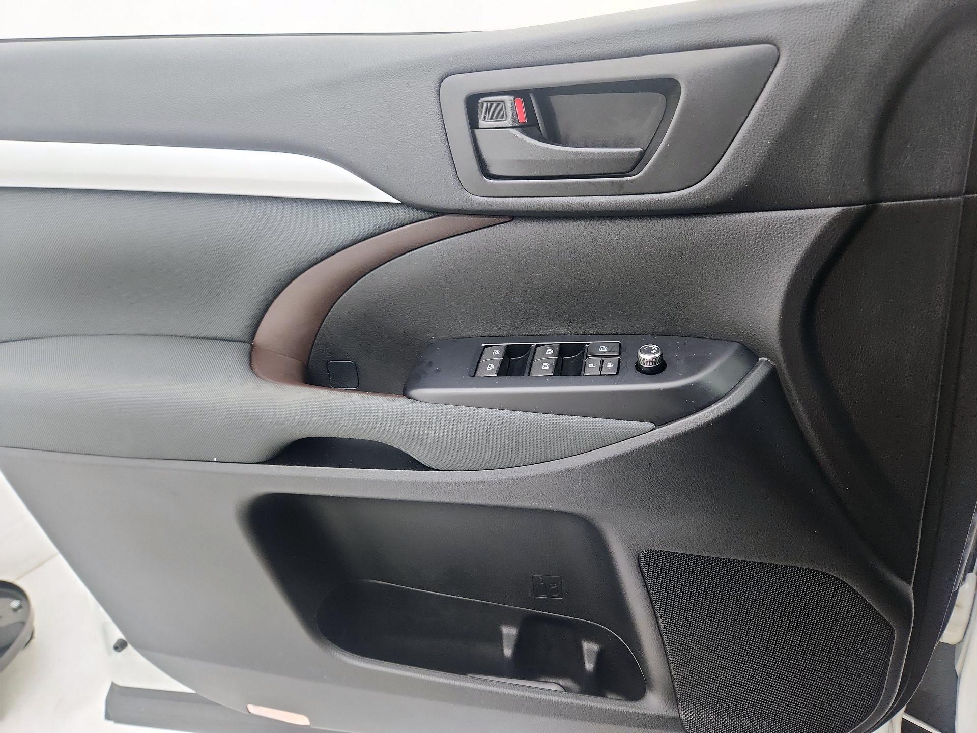Thumbnail: 2019 Toyota Highlander - 12