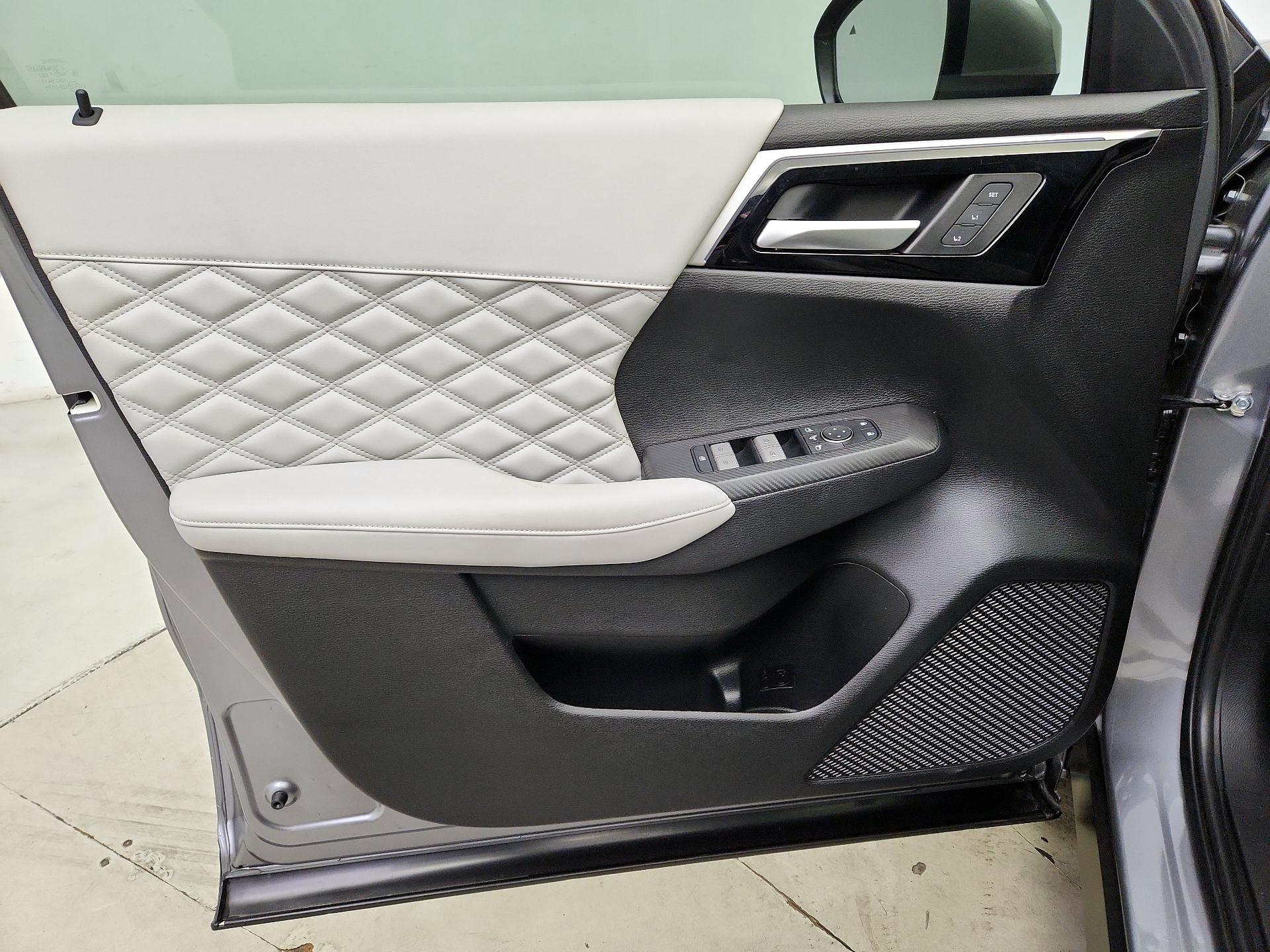 Thumbnail: 2023 Mitsubishi Outlander - 12