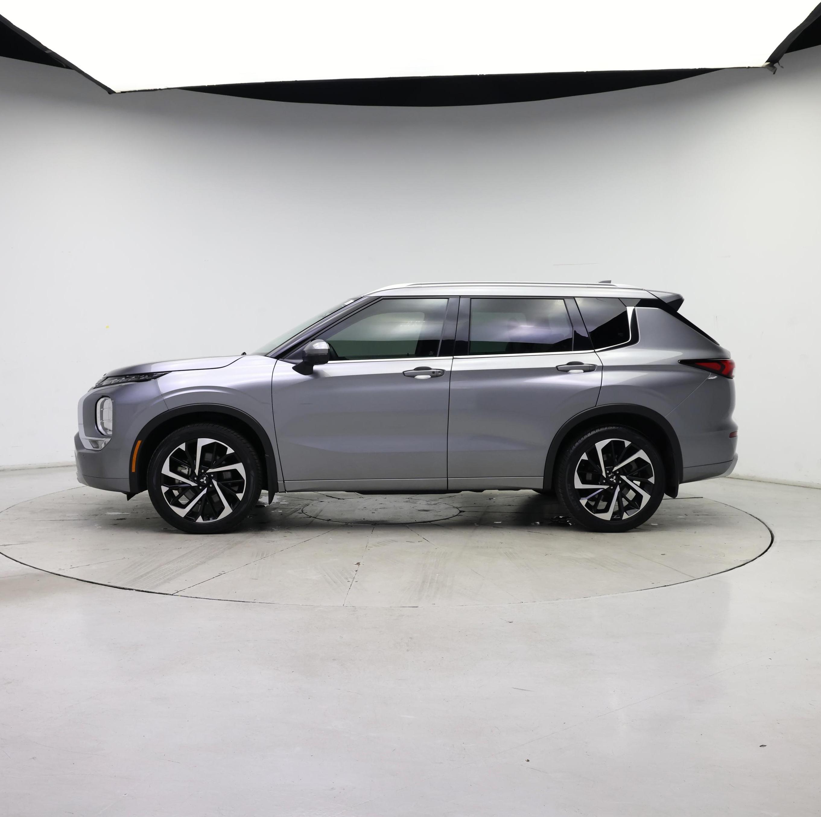 Thumbnail: 2023 Mitsubishi Outlander - 3