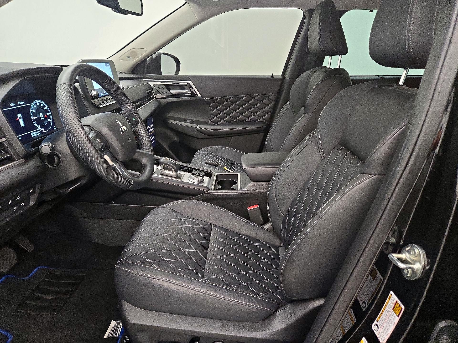 Thumbnail: 2023 Mitsubishi Outlander - 11