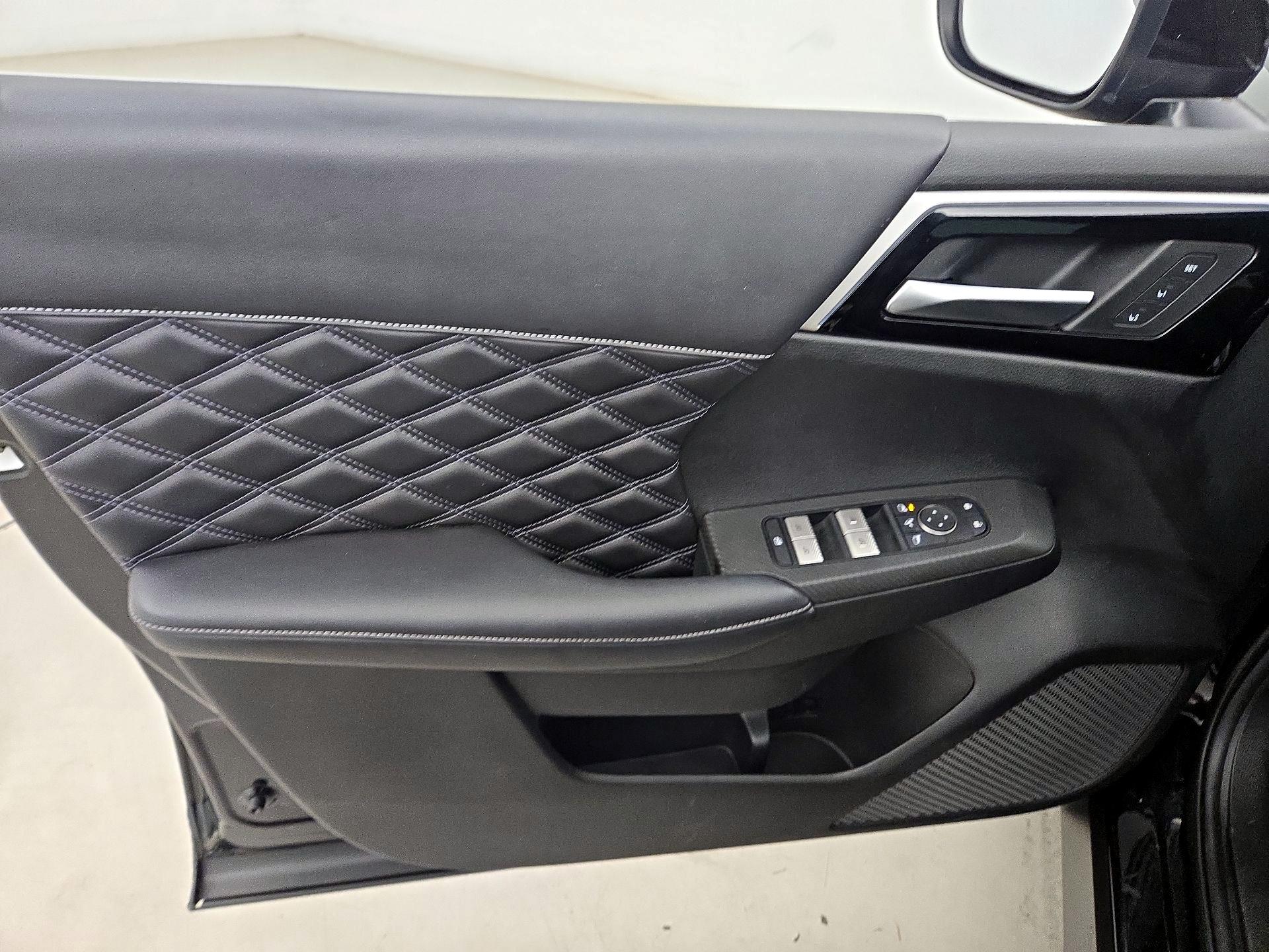 Thumbnail: 2023 Mitsubishi Outlander - 12