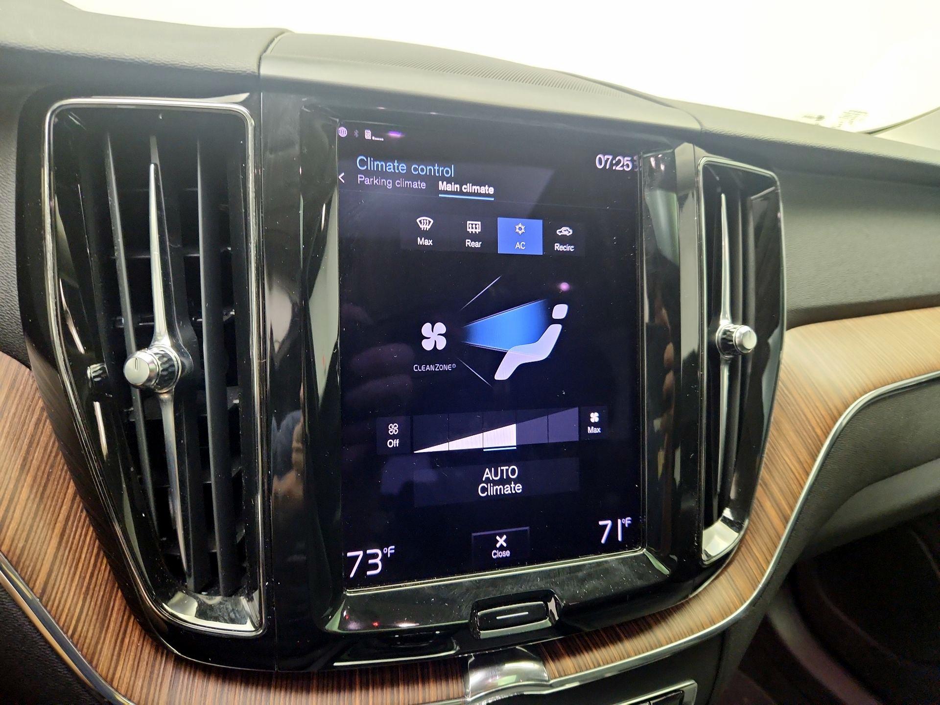 Thumbnail: 2021 Volvo XC60 - 17