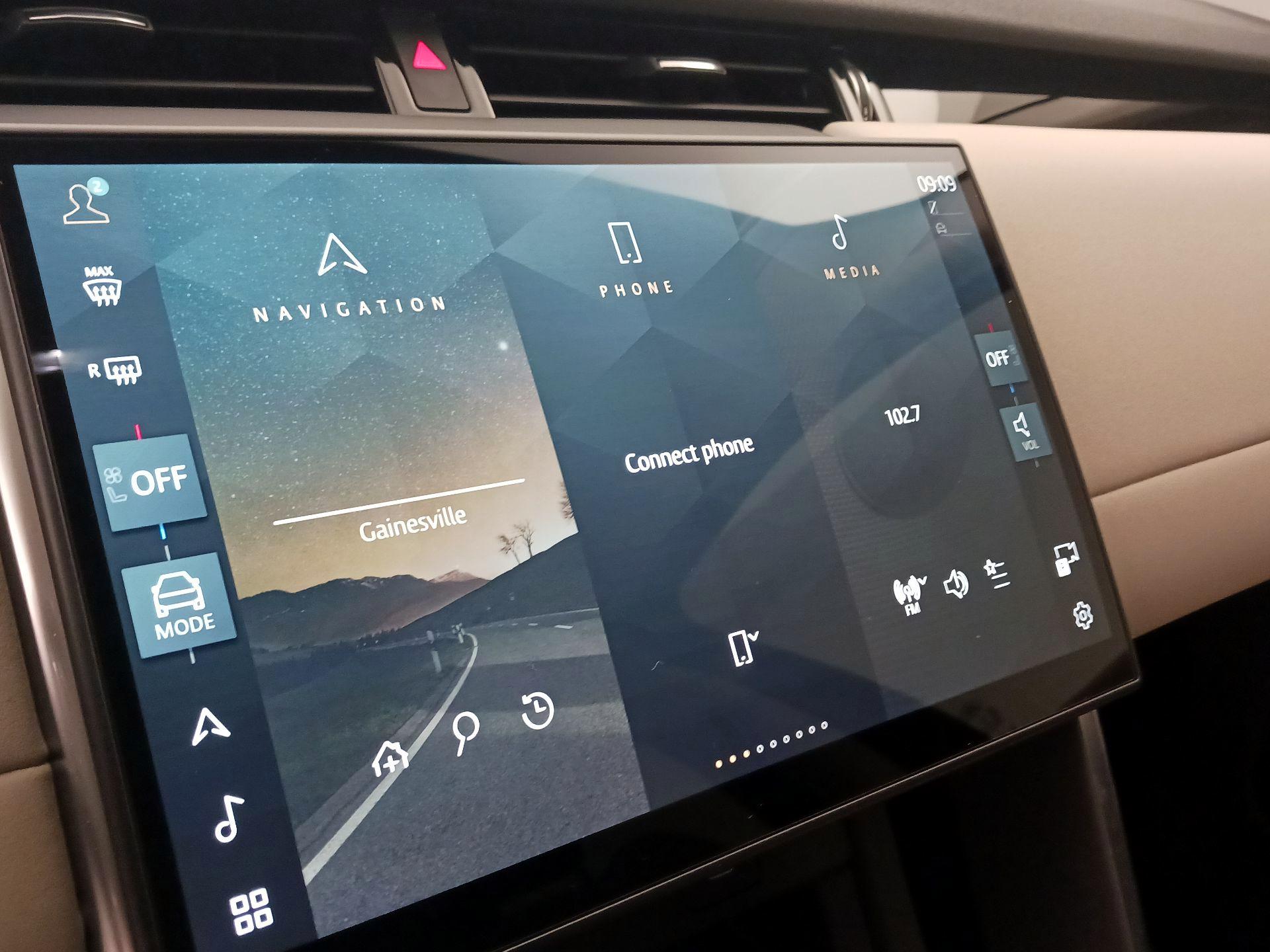 Thumbnail: 2024 Land Rover Discovery Sport - 16