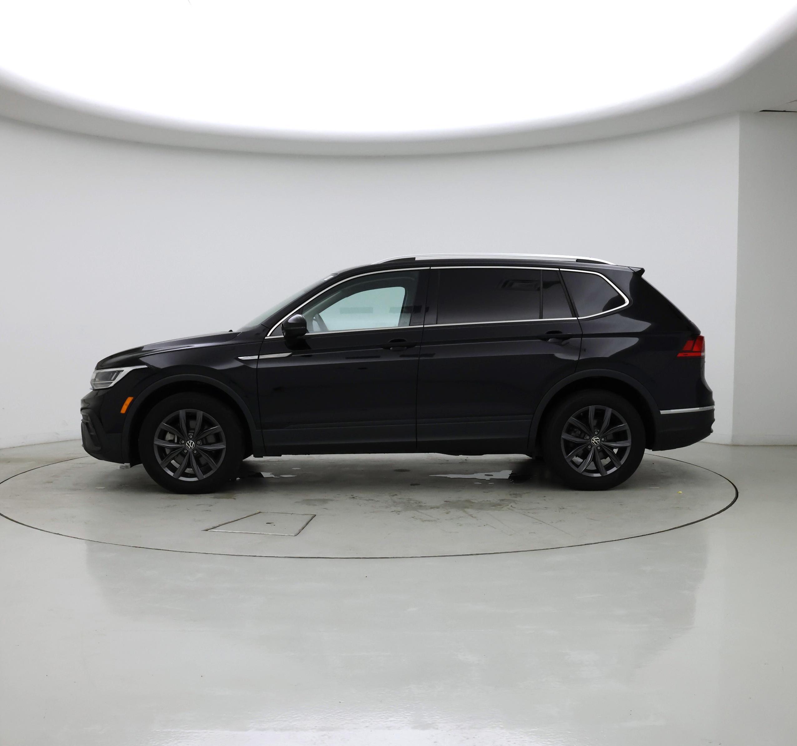 Thumbnail: 2023 Volkswagen Tiguan - 3
