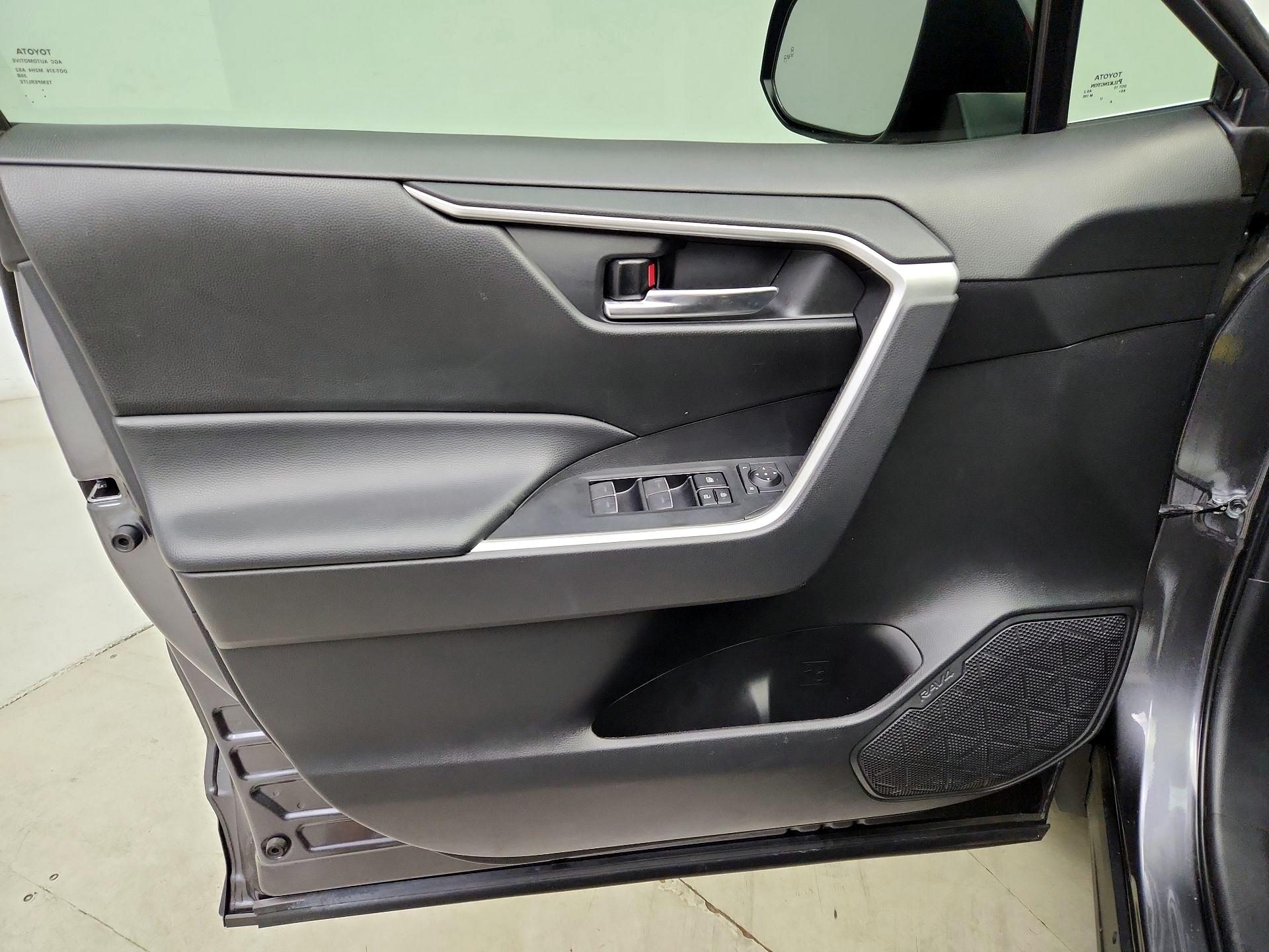 Thumbnail: 2022 Toyota RAV4 - 12
