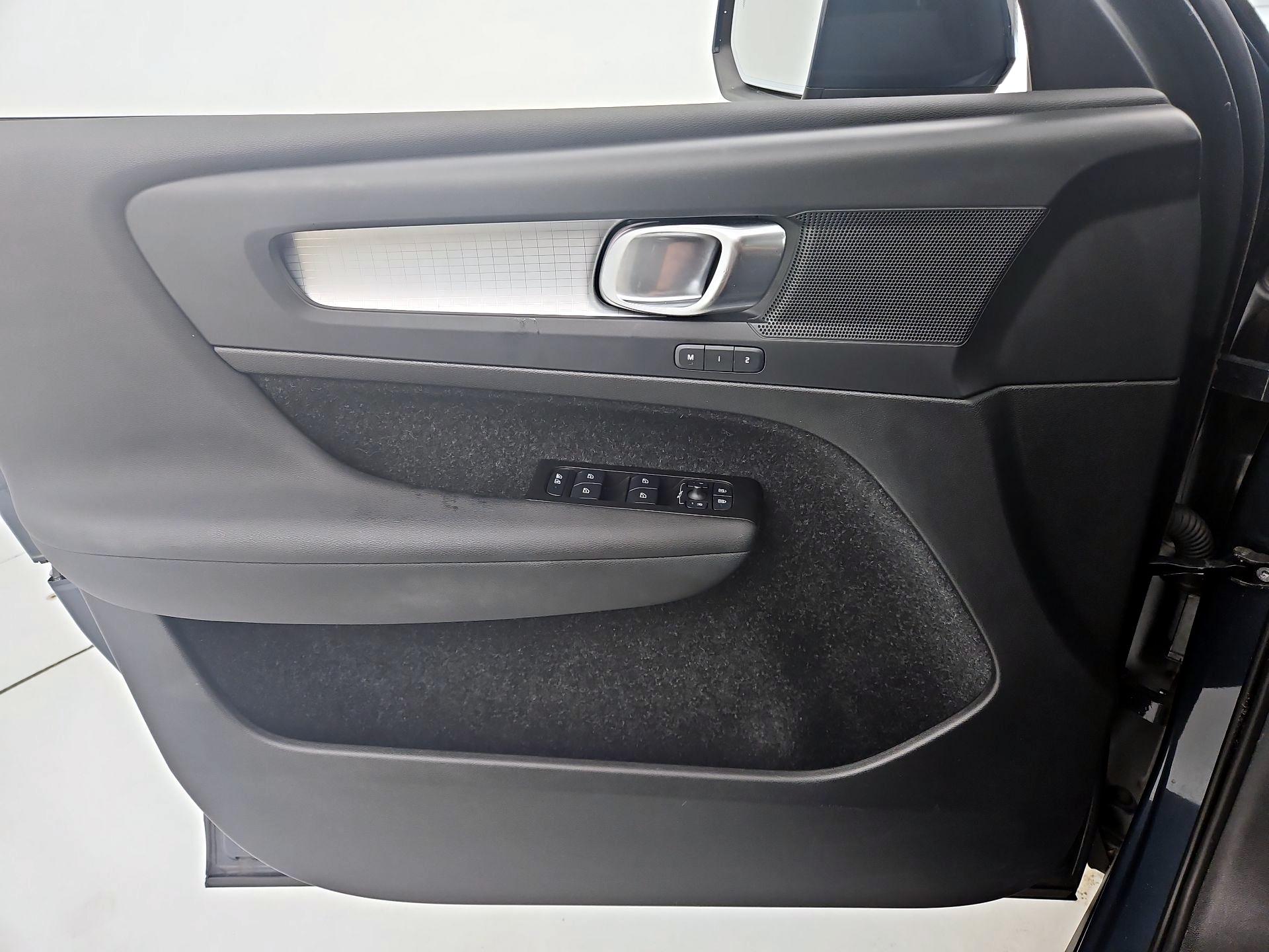 Thumbnail: 2021 Volvo XC40 - 12