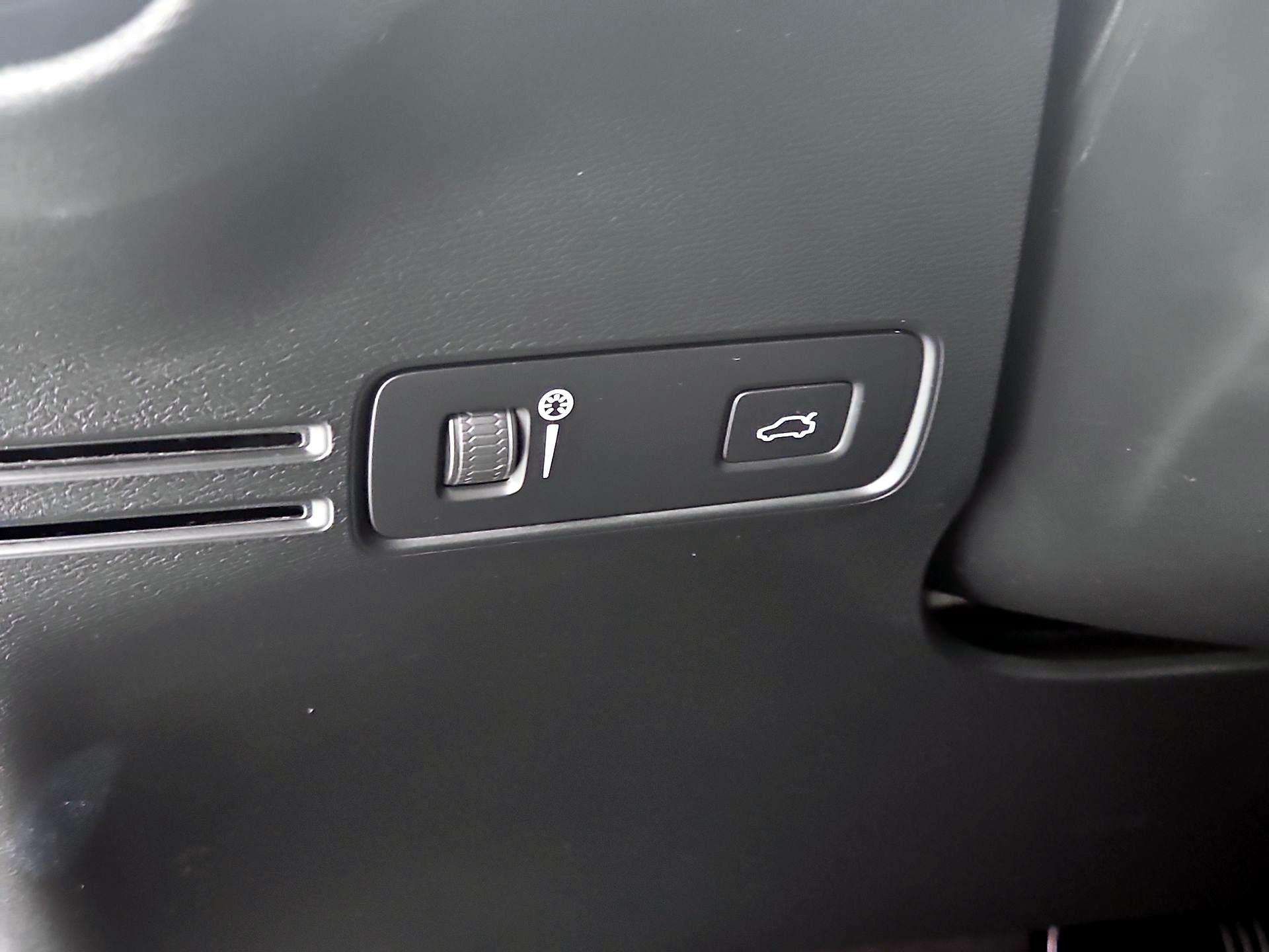 Thumbnail: 2021 Volvo XC40 - 13