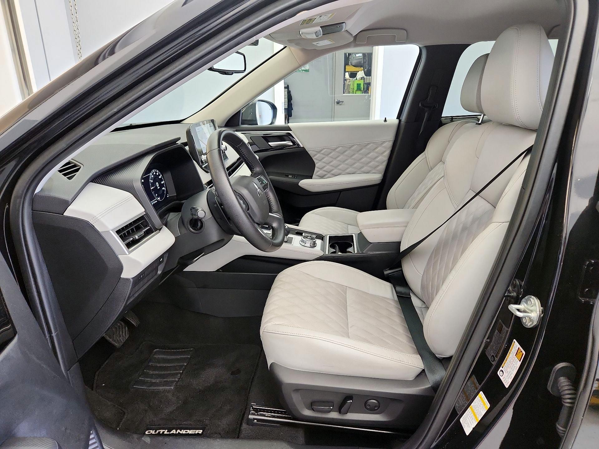 Thumbnail: 2024 Mitsubishi Outlander - 11