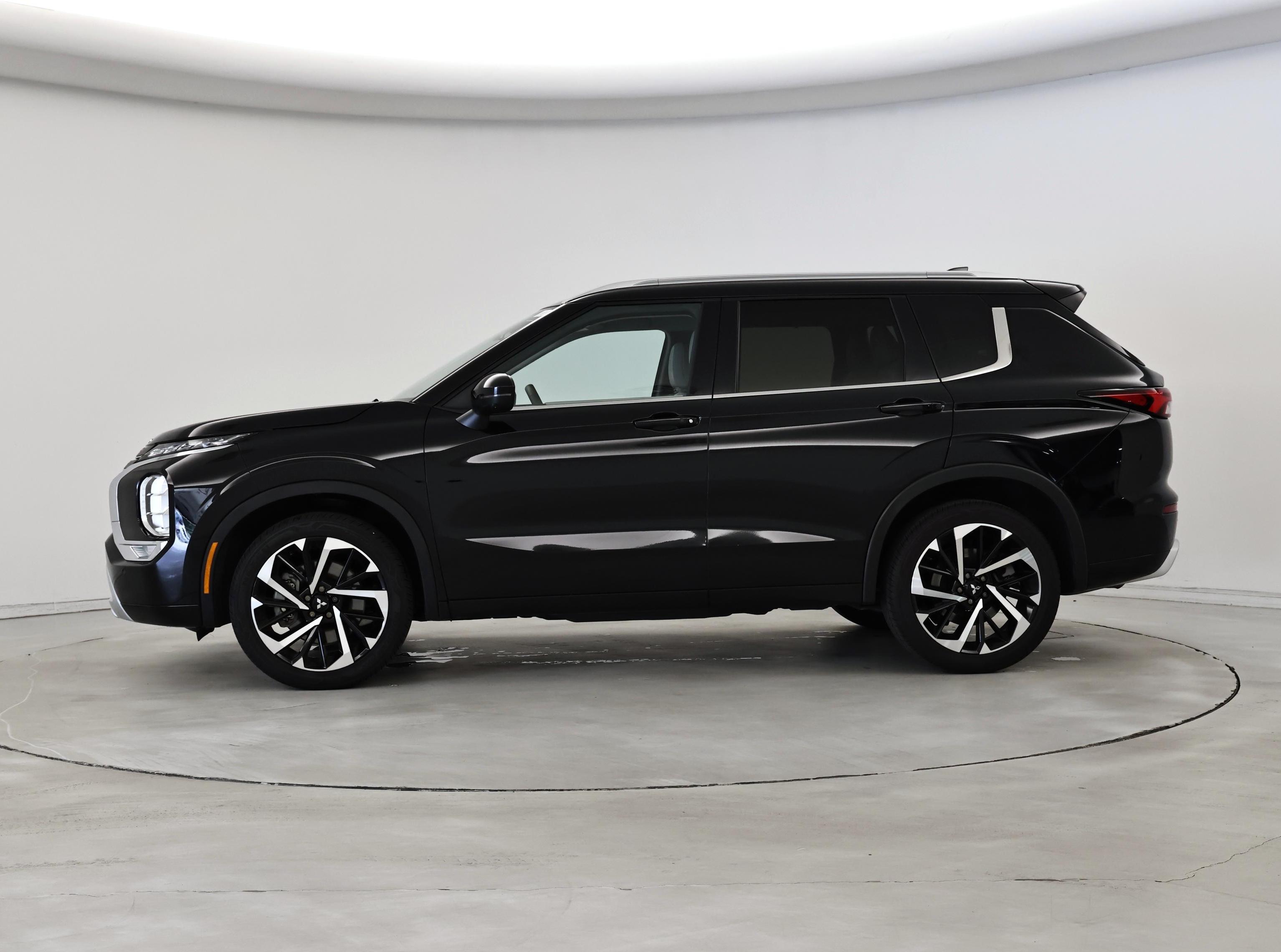 Thumbnail: 2024 Mitsubishi Outlander - 3