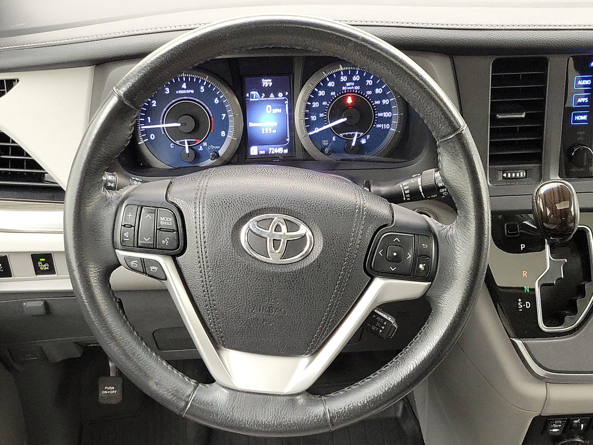 Thumbnail: 2017 Toyota Sienna - 10