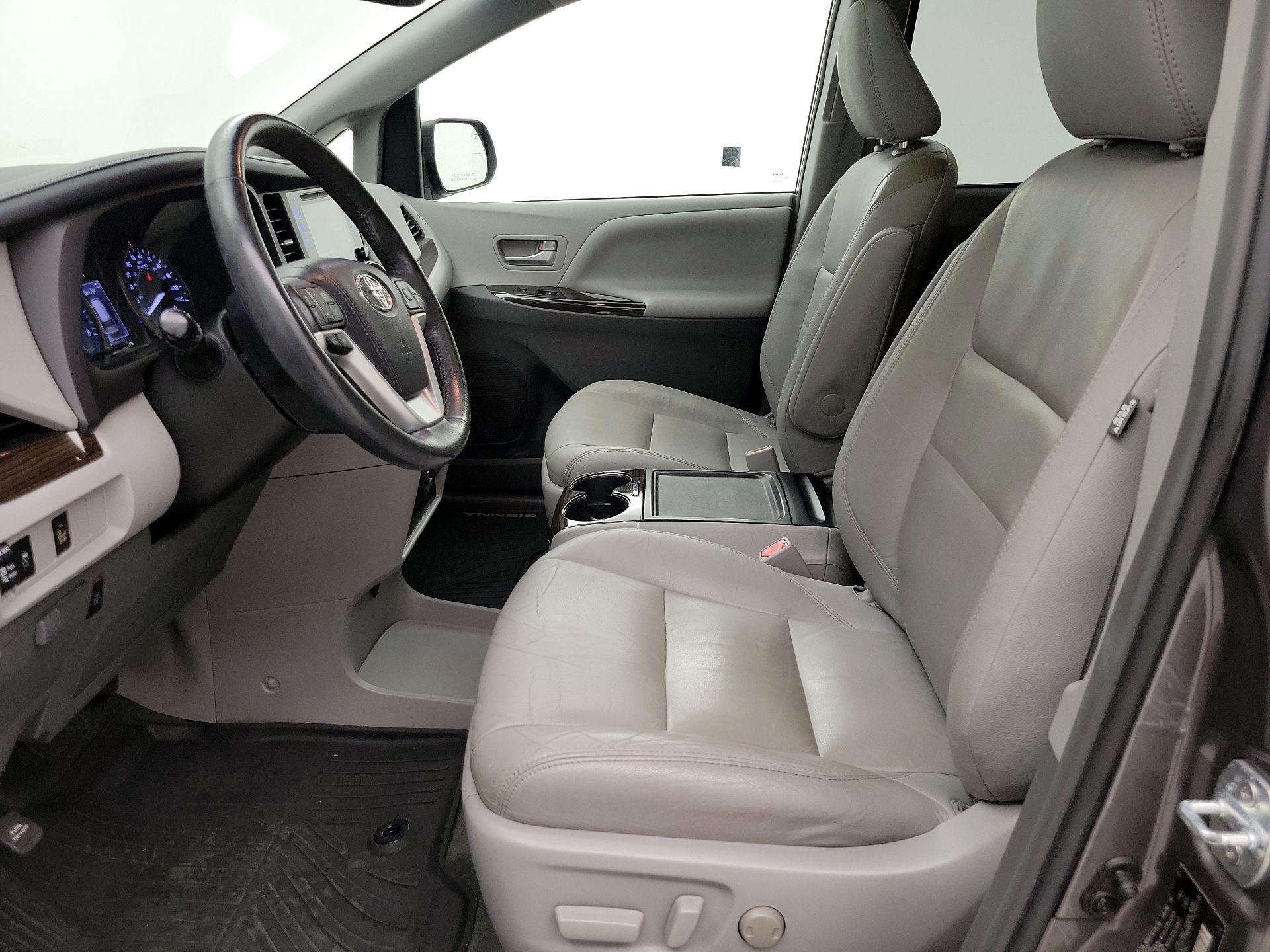 Thumbnail: 2017 Toyota Sienna - 11