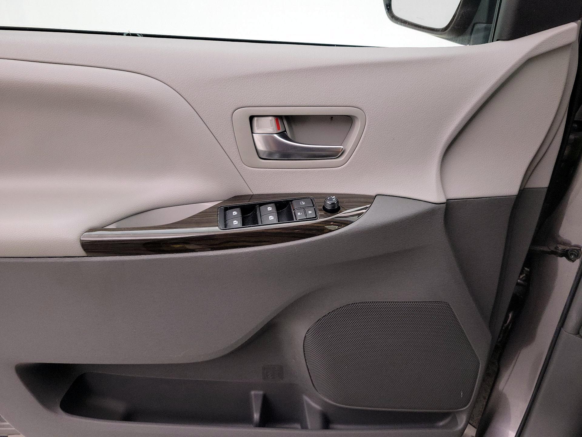 Thumbnail: 2017 Toyota Sienna - 12