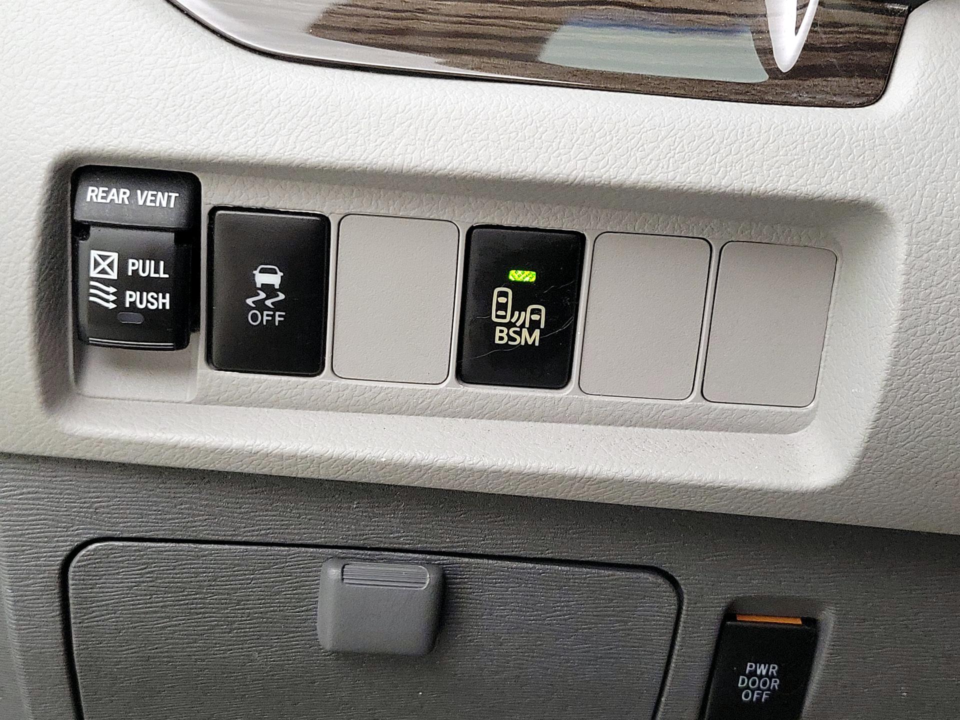 Thumbnail: 2017 Toyota Sienna - 13
