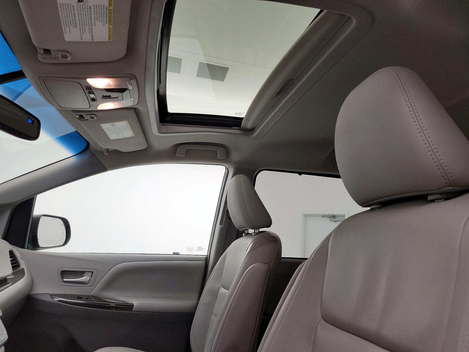 Thumbnail: 2017 Toyota Sienna - 19
