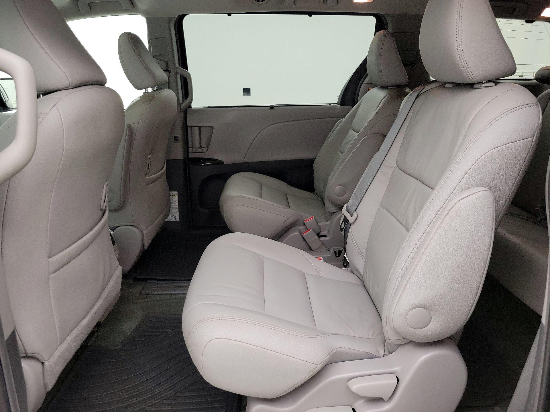 Thumbnail: 2017 Toyota Sienna - 20