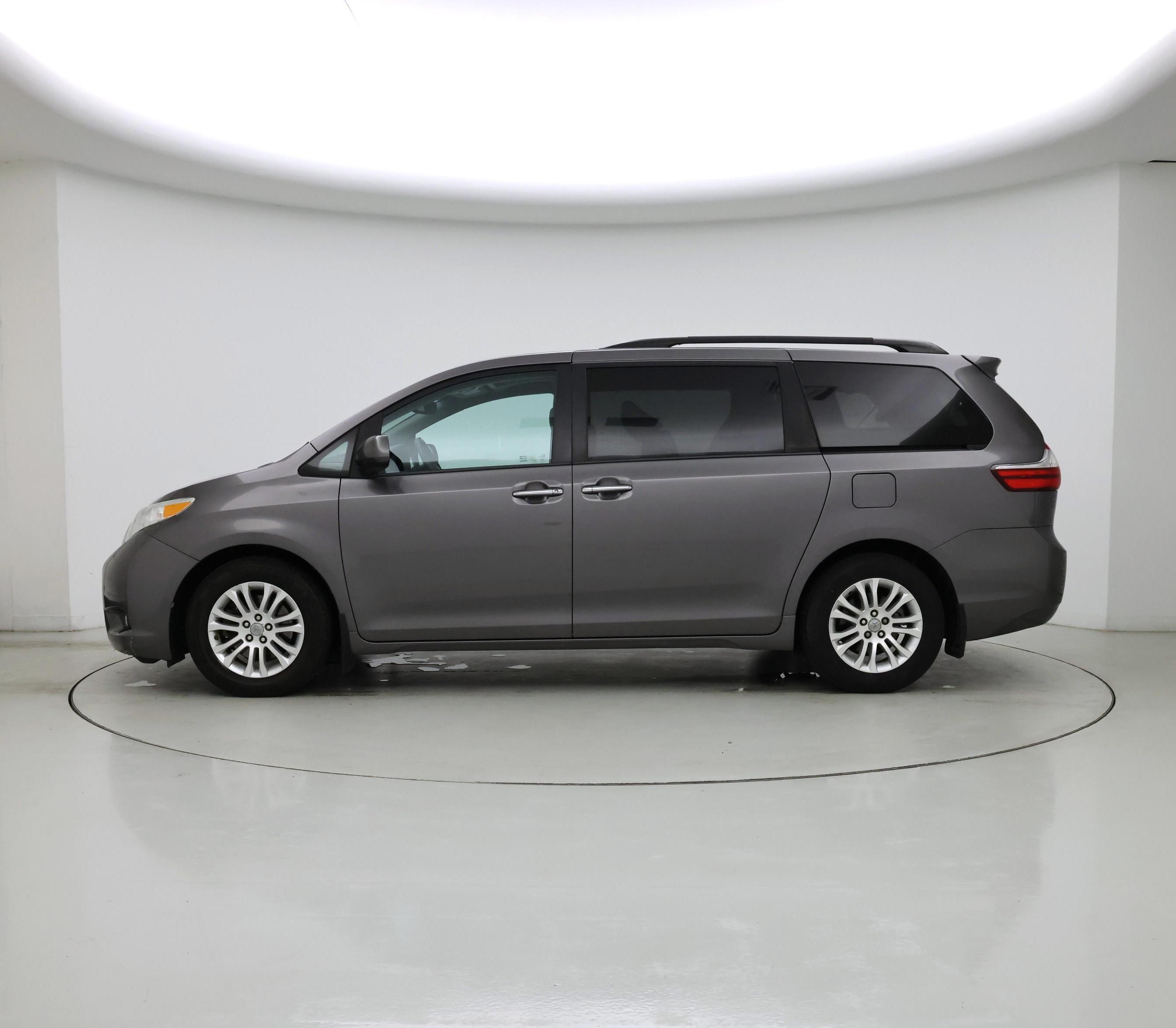 Thumbnail: 2017 Toyota Sienna - 3