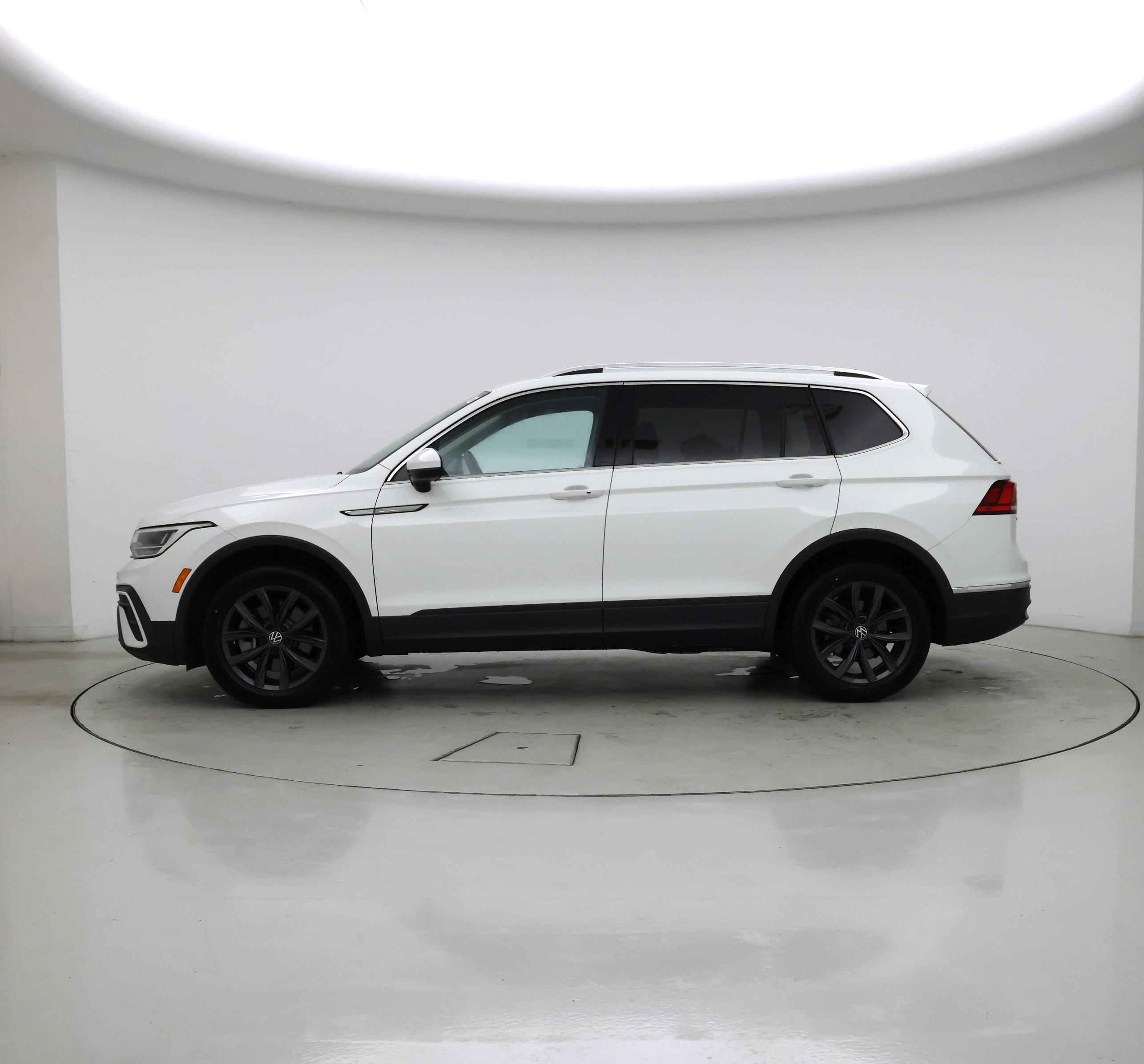 Thumbnail: 2022 Volkswagen Tiguan - 3