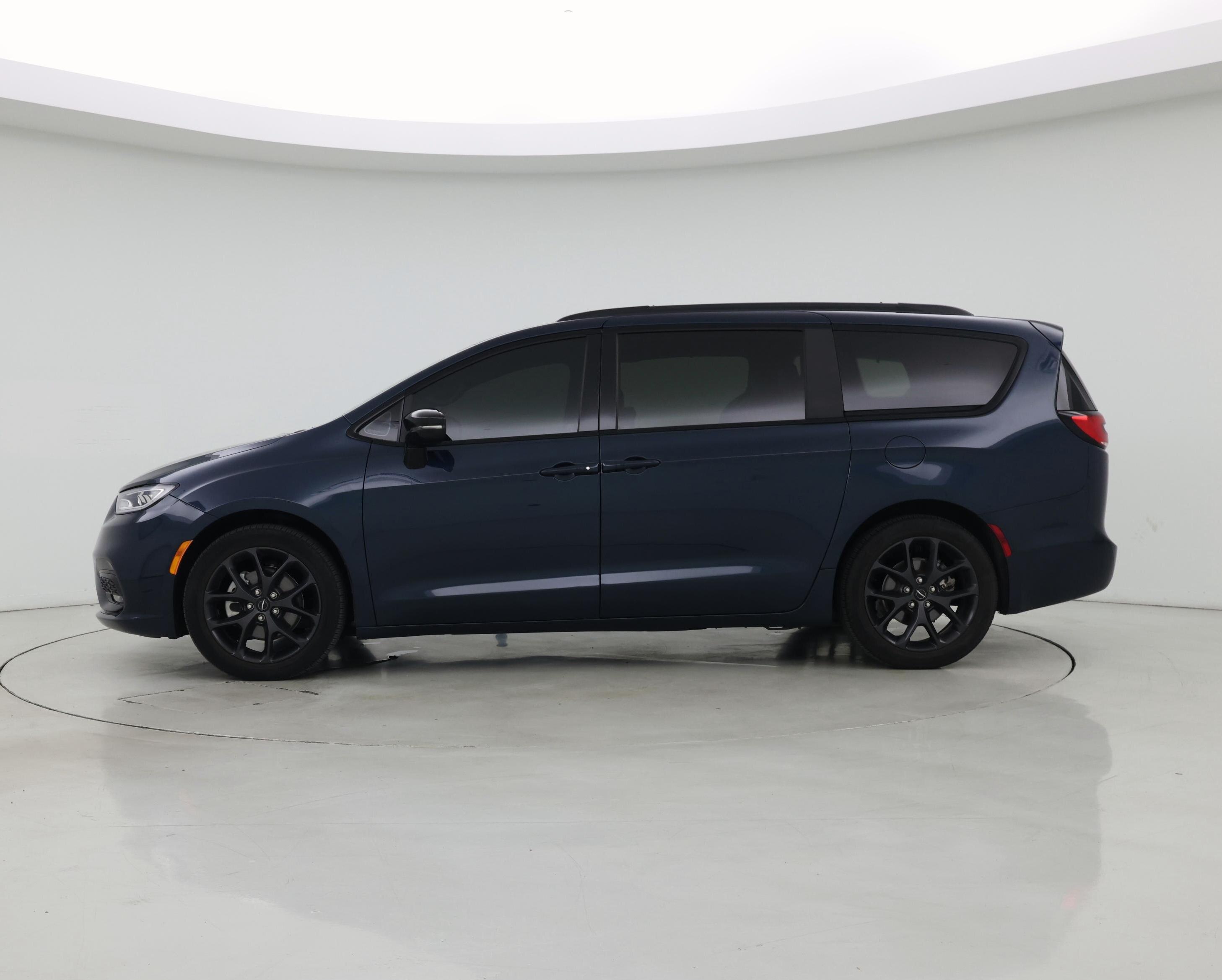 Thumbnail: 2023 Chrysler Pacifica - 3