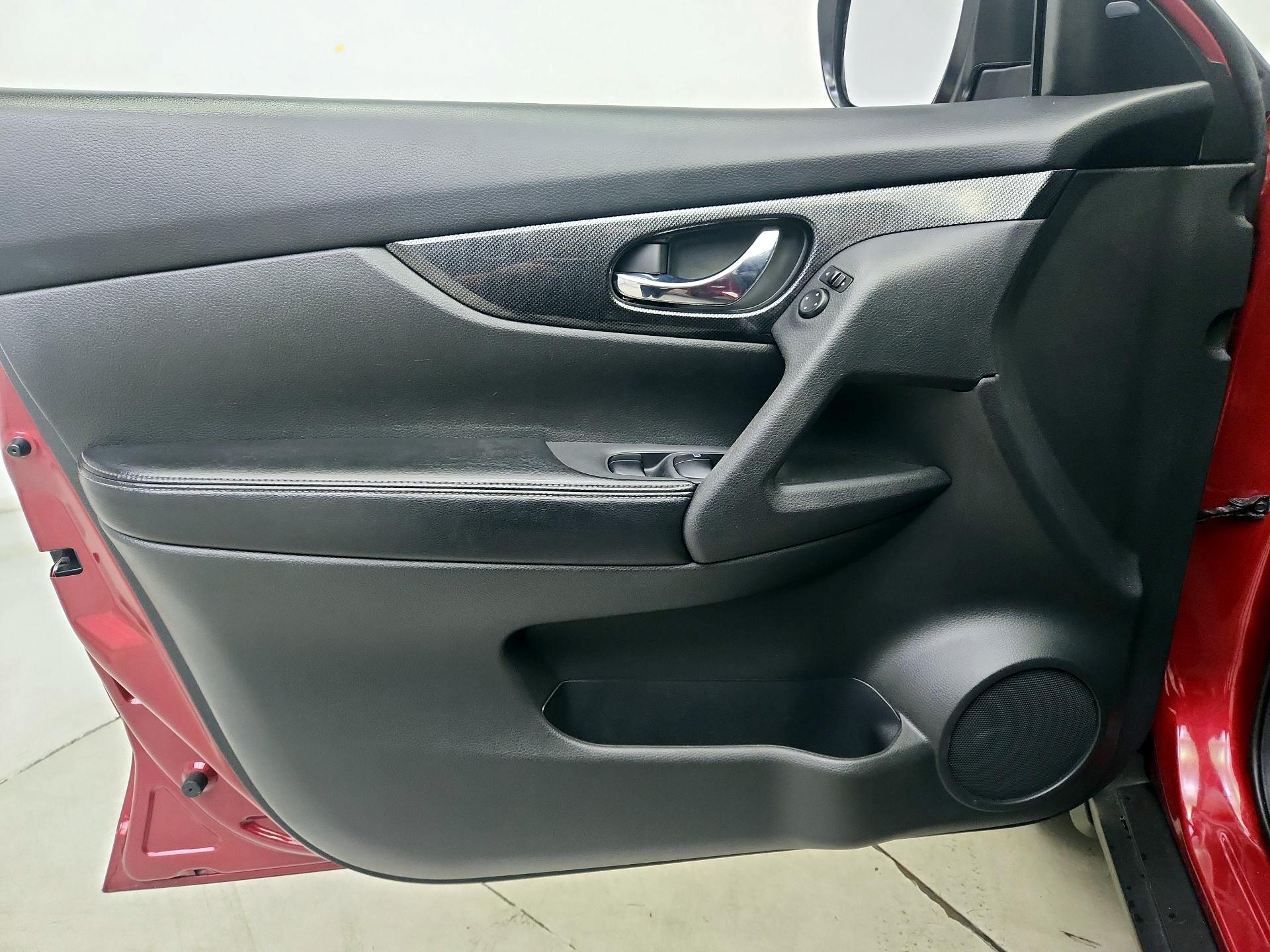 Thumbnail: 2016 Nissan Rogue - 12