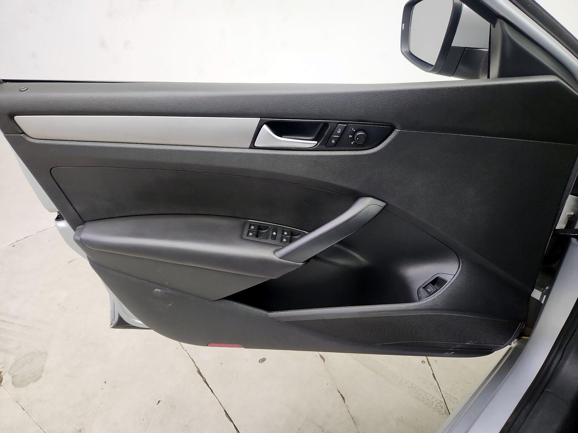 Thumbnail: 2015 Volkswagen Passat - 12