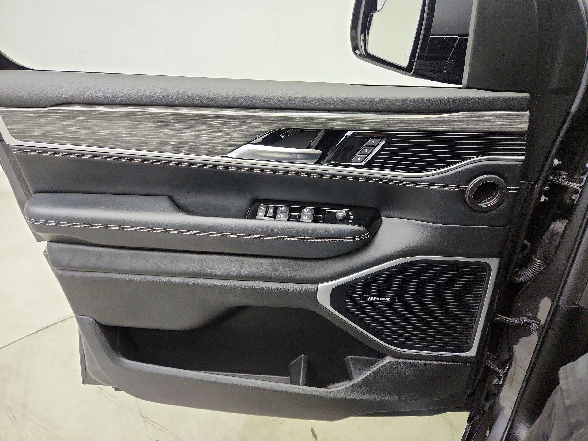 Thumbnail: 2022 Jeep Wagoneer - 12