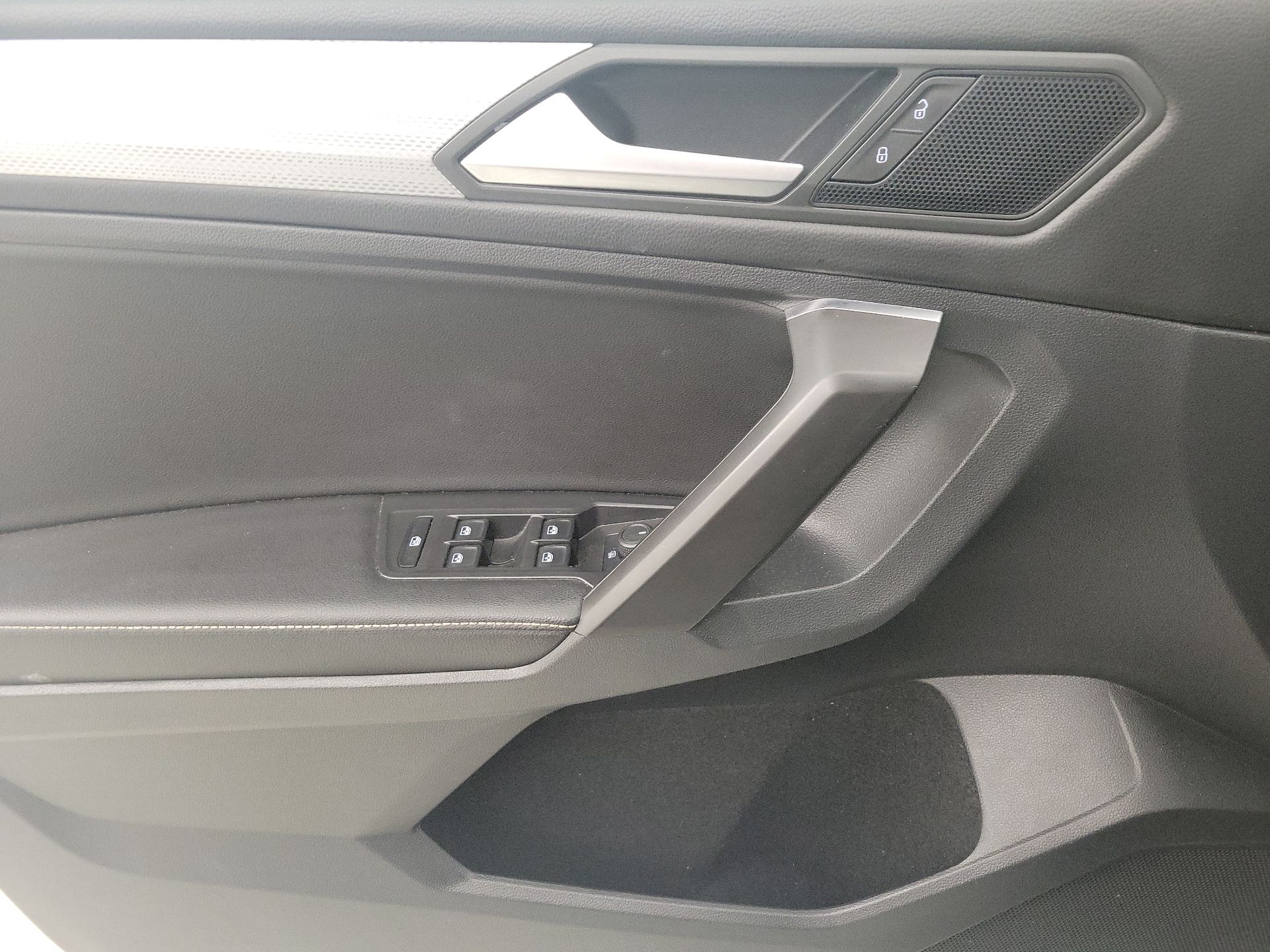 Thumbnail: 2022 Volkswagen Tiguan - 12