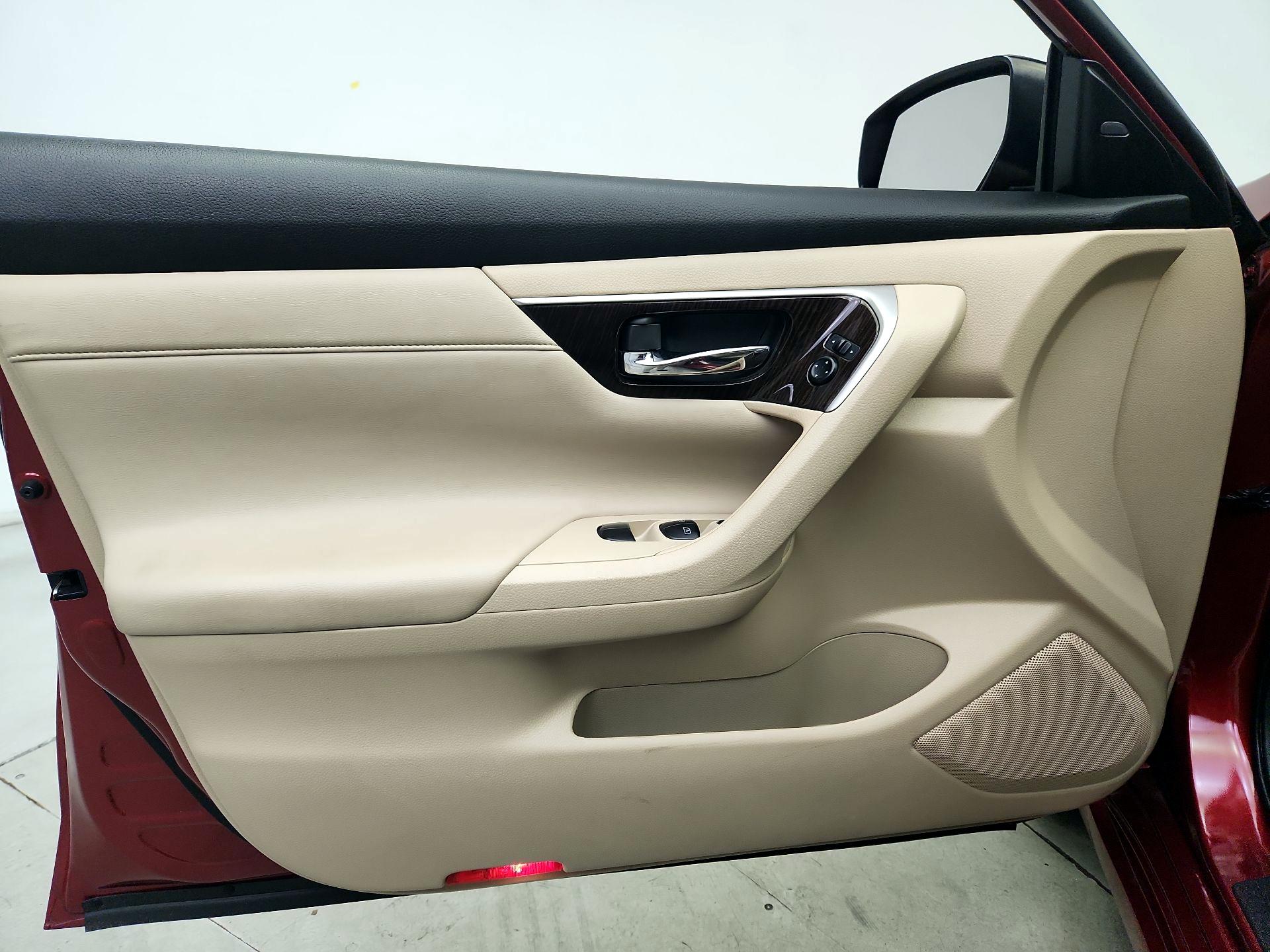 Thumbnail: 2015 Nissan Altima - 12