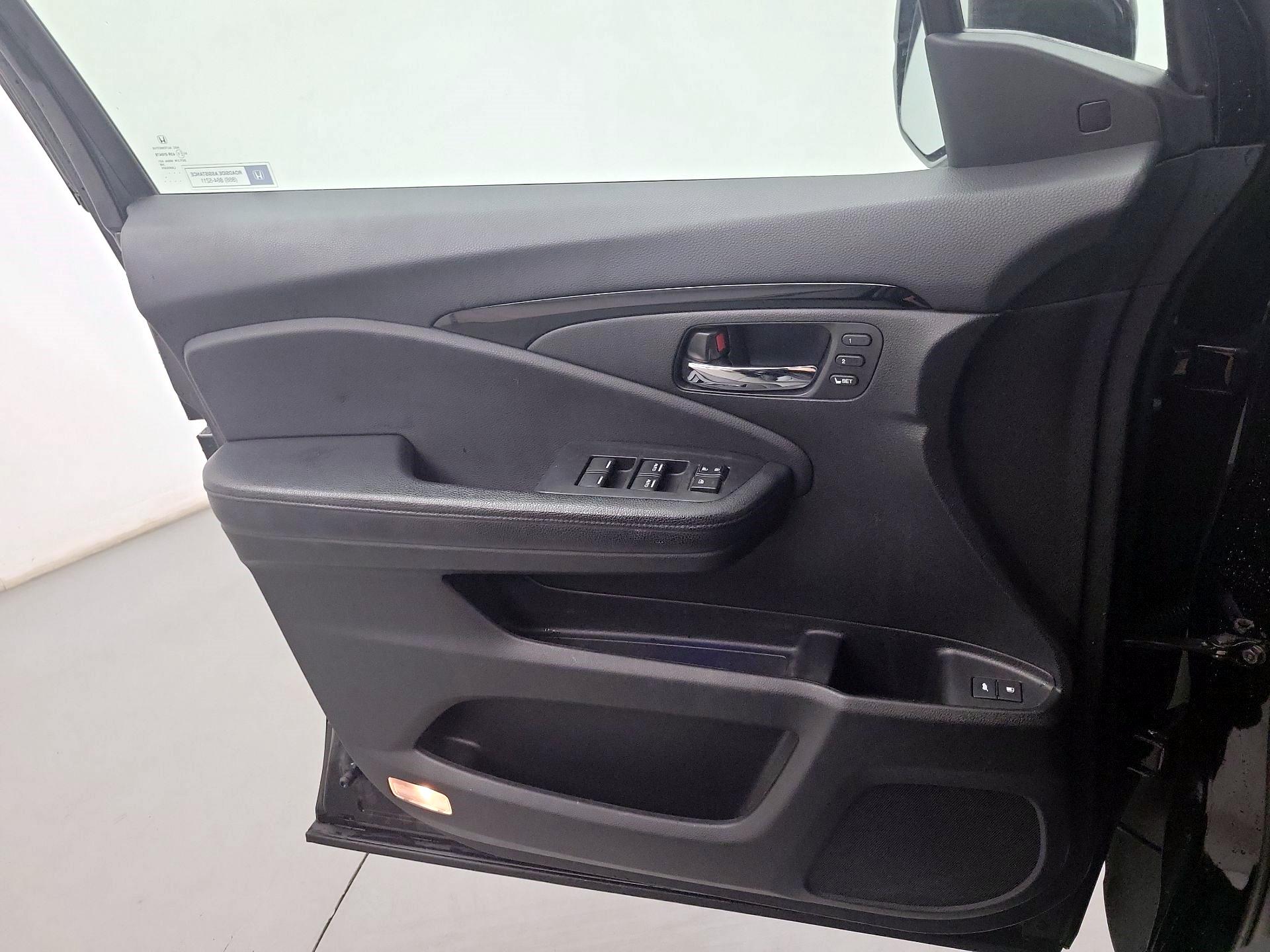 Thumbnail: 2017 Honda Pilot - 10