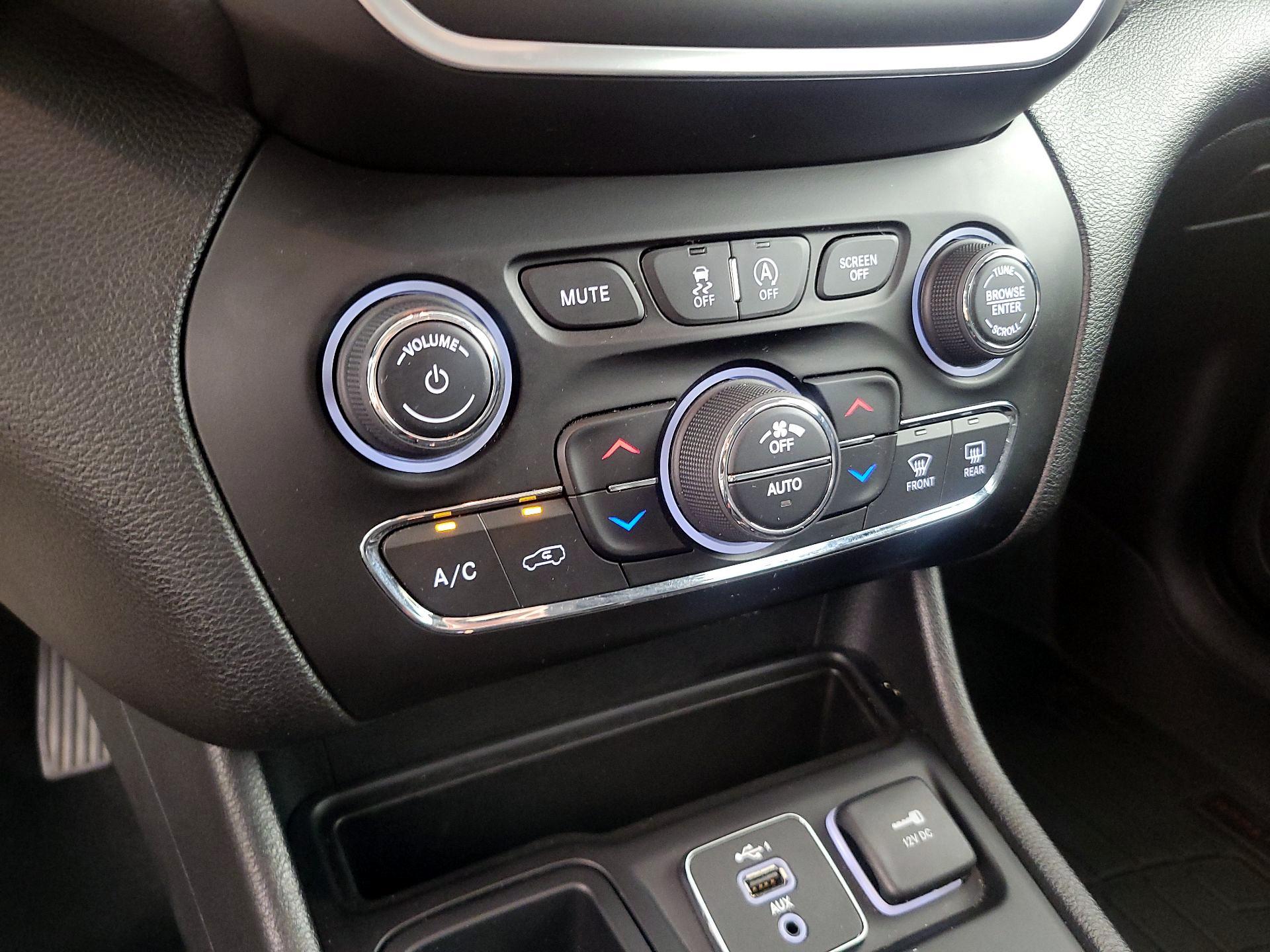 Thumbnail: 2021 Jeep Cherokee - 16