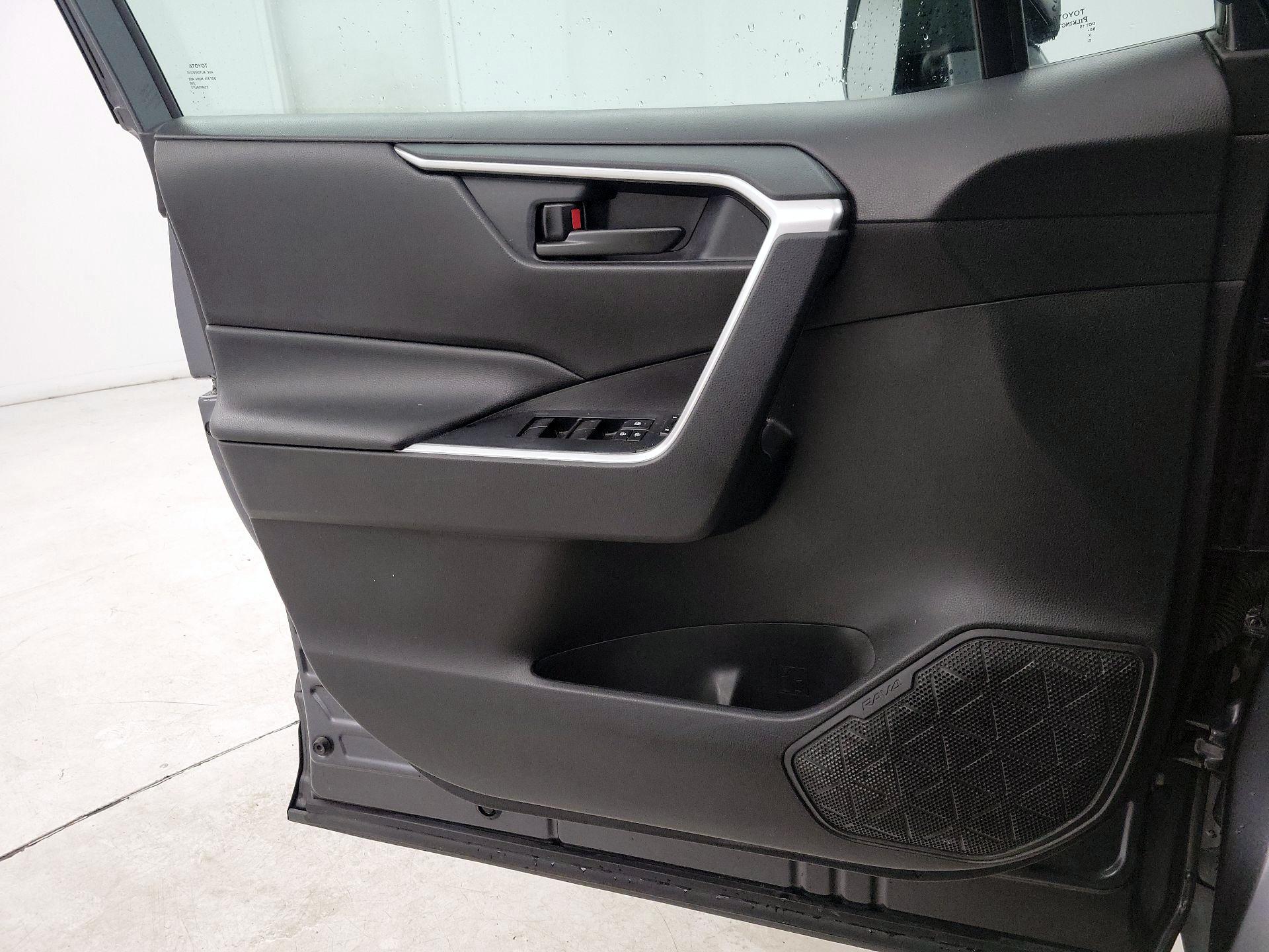 Thumbnail: 2020 Toyota RAV4 - 12