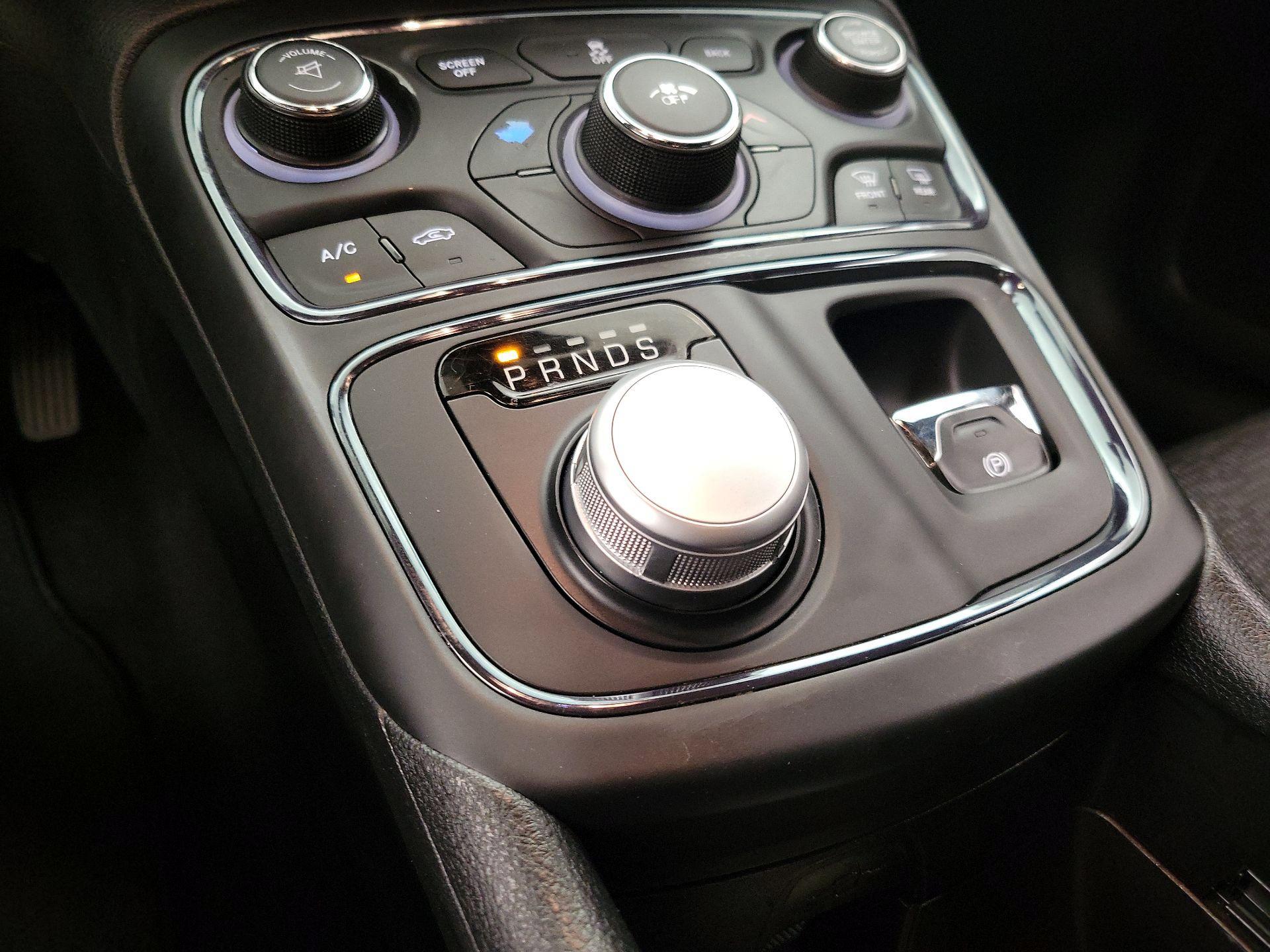 Thumbnail: 2016 Chrysler 200 - 17