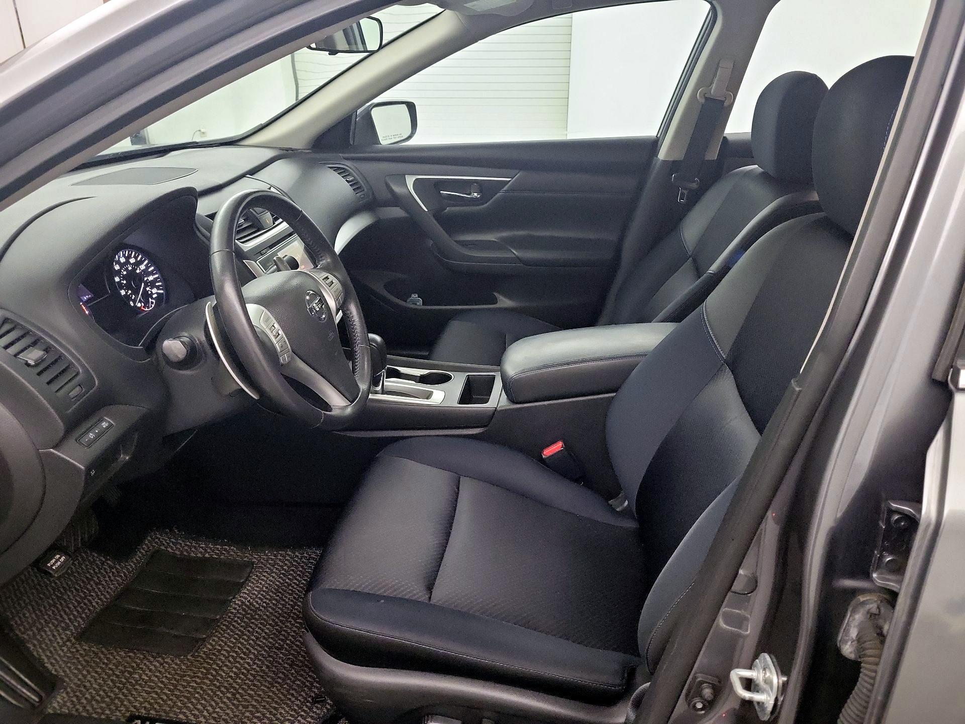 Thumbnail: 2016 Nissan Altima - 9