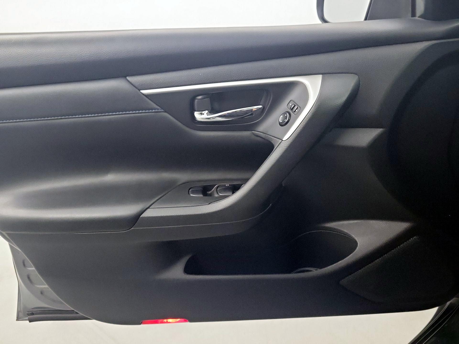 Thumbnail: 2016 Nissan Altima - 10