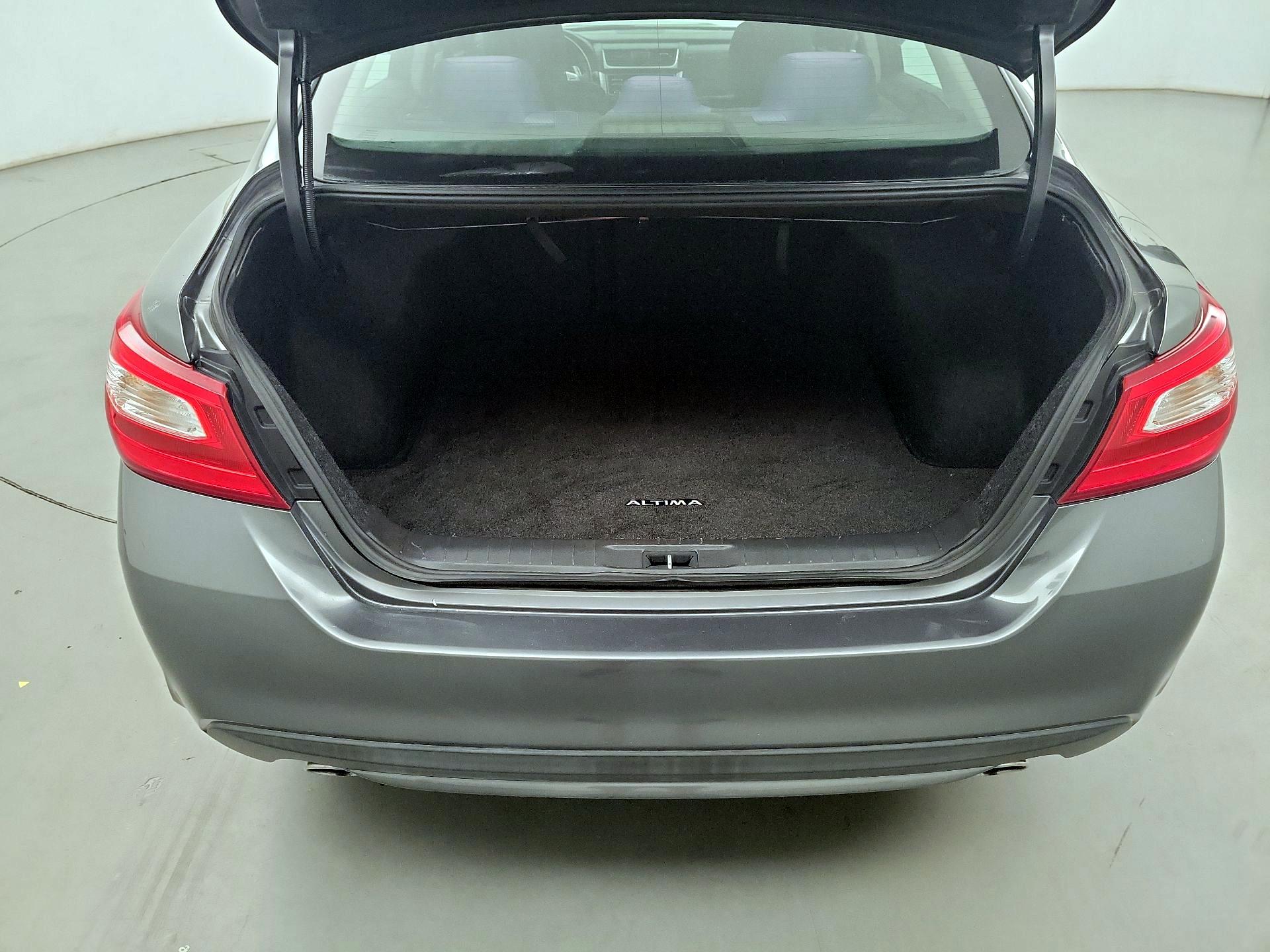 Thumbnail: 2016 Nissan Altima - 17