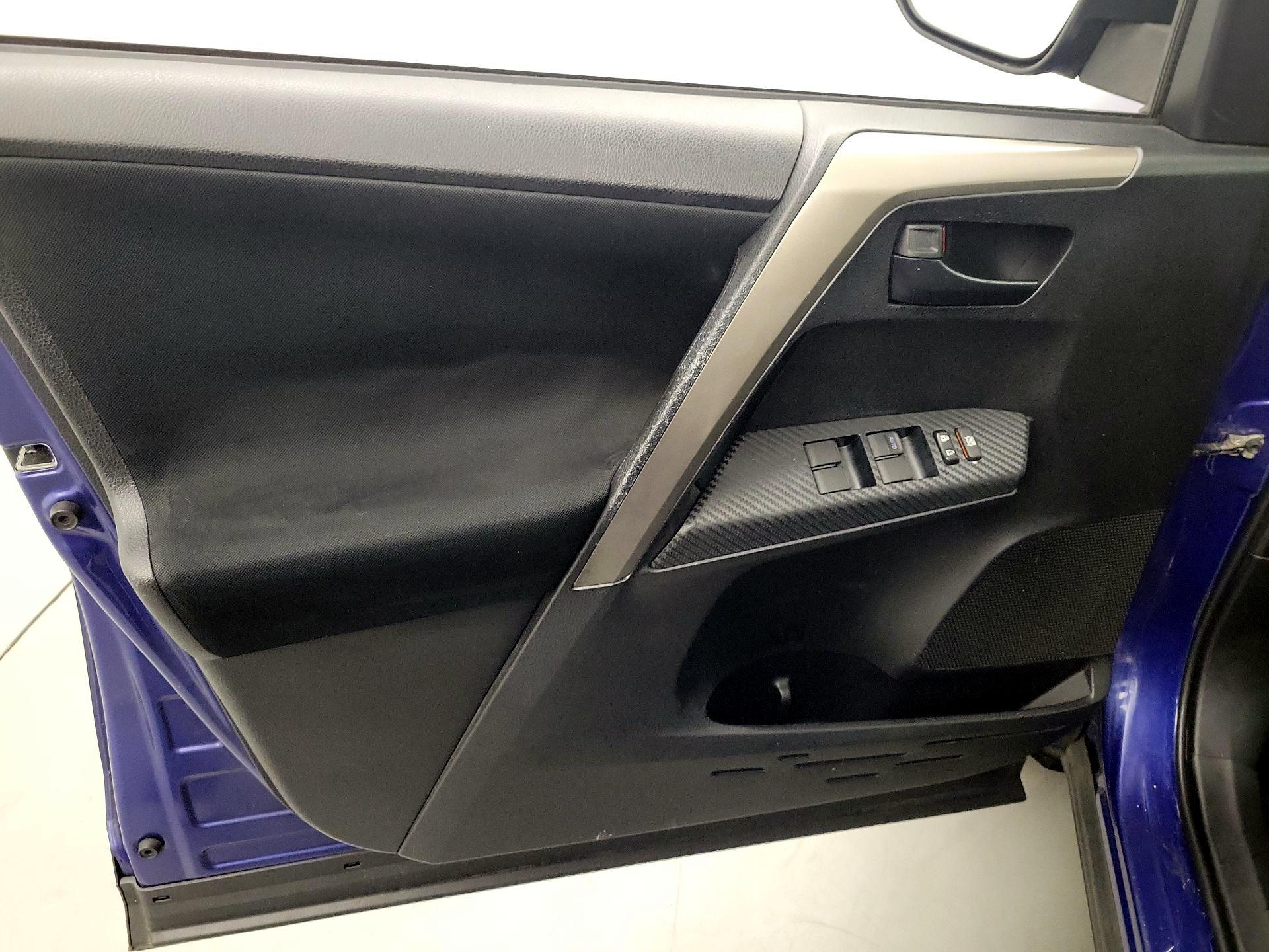 Thumbnail: 2015 Toyota RAV4 - 10