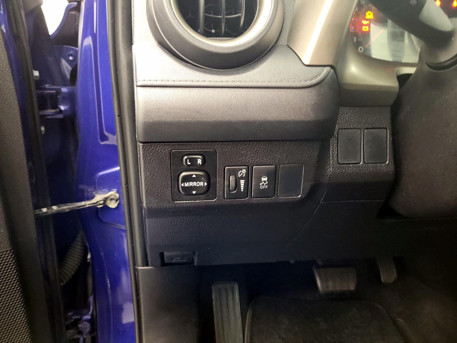 Thumbnail: 2015 Toyota RAV4 - 11