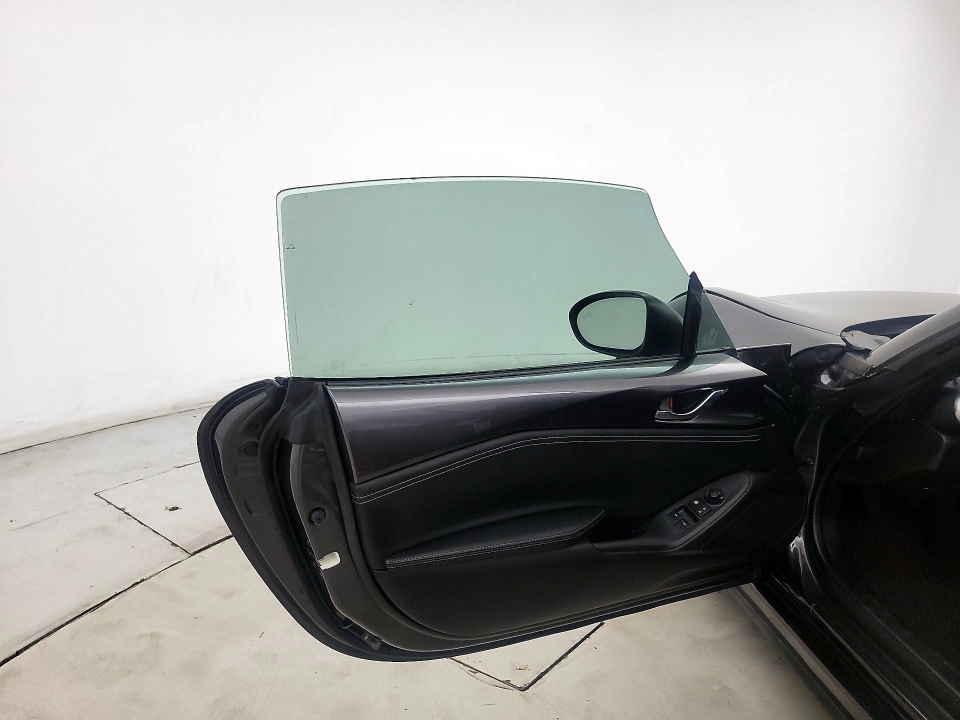Thumbnail: 2021 Mazda MX-5 Miata - 10