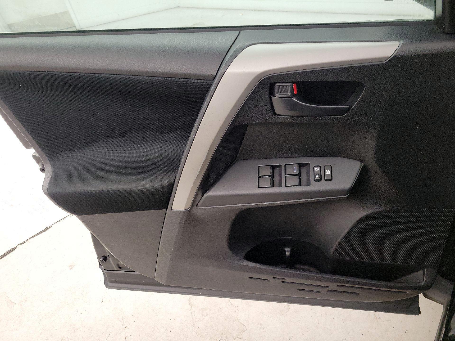 Thumbnail: 2016 Toyota RAV4 - 12