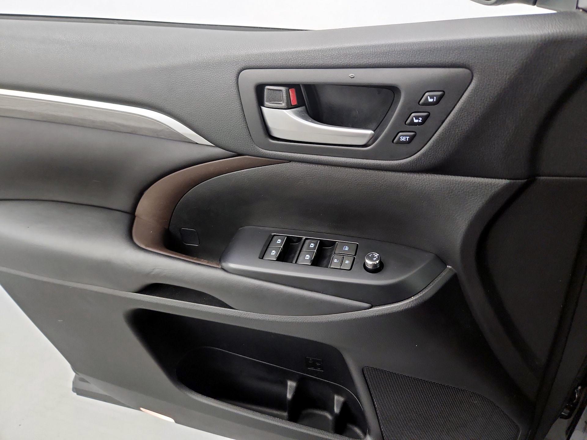 Thumbnail: 2017 Toyota Highlander - 12