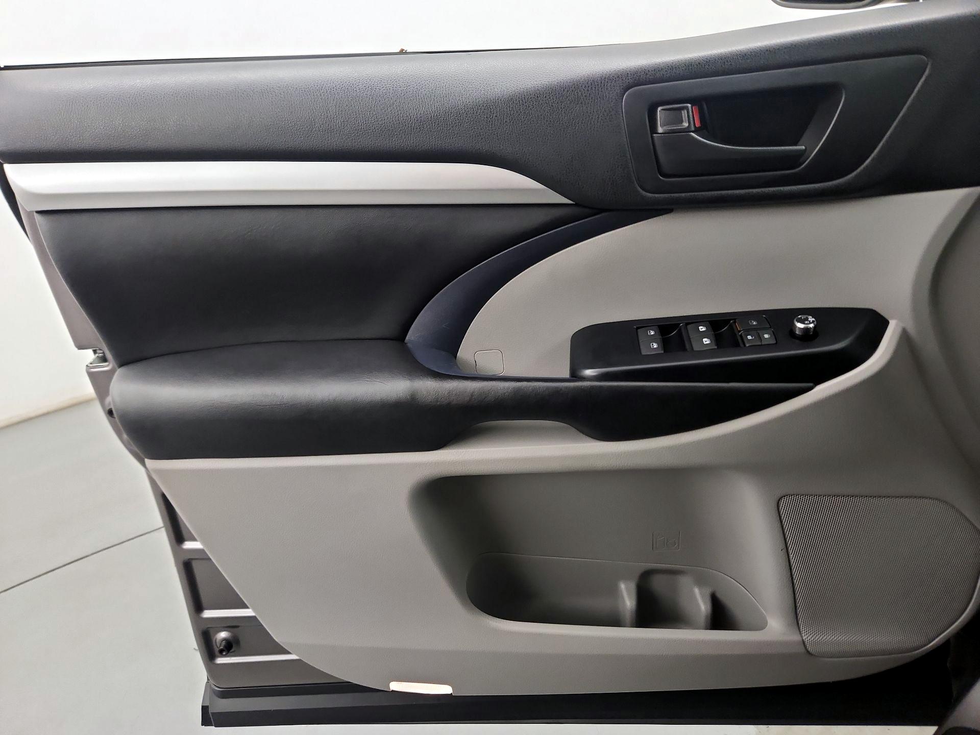 Thumbnail: 2017 Toyota Highlander - 12