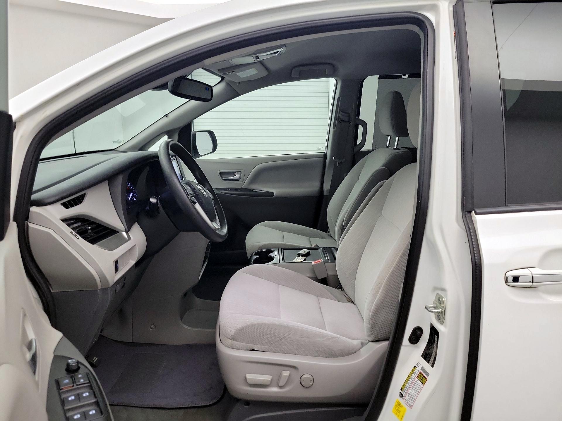 Thumbnail: 2020 Toyota Sienna - 9